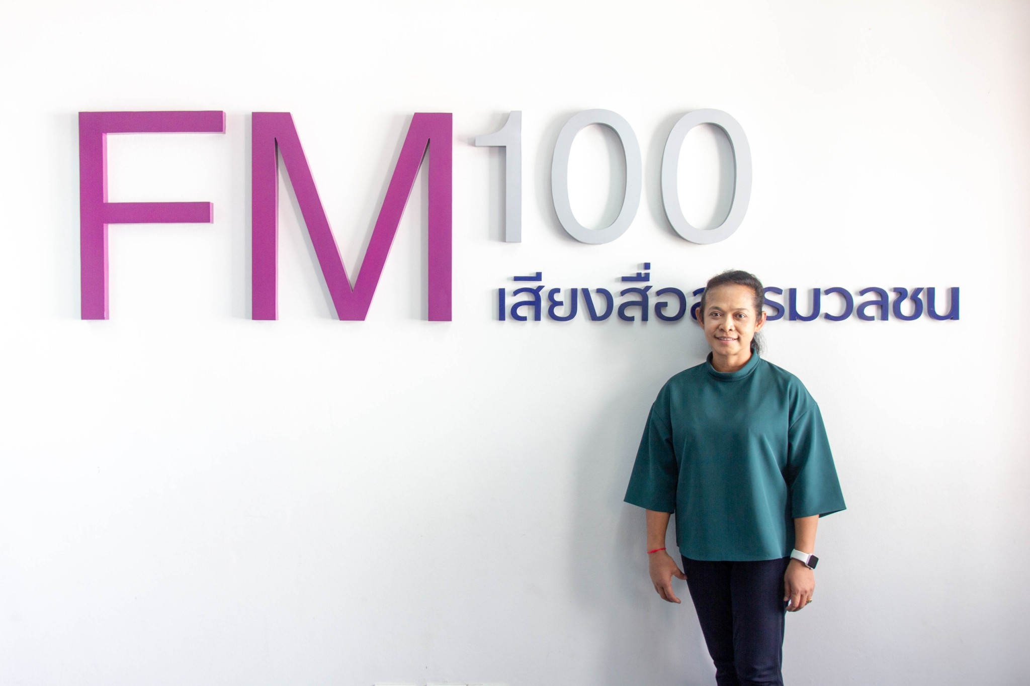 FM100 สัมภาษณ์พิเศษคุณศศิวิมล อยู่คงแก้ว ผู้อยู่เบื้องหลังการนำเสนอข่าวภารกิจช่วยเหลือ 13 ชีวิตทีมหมูป่าออกจากถ้ำหลวง