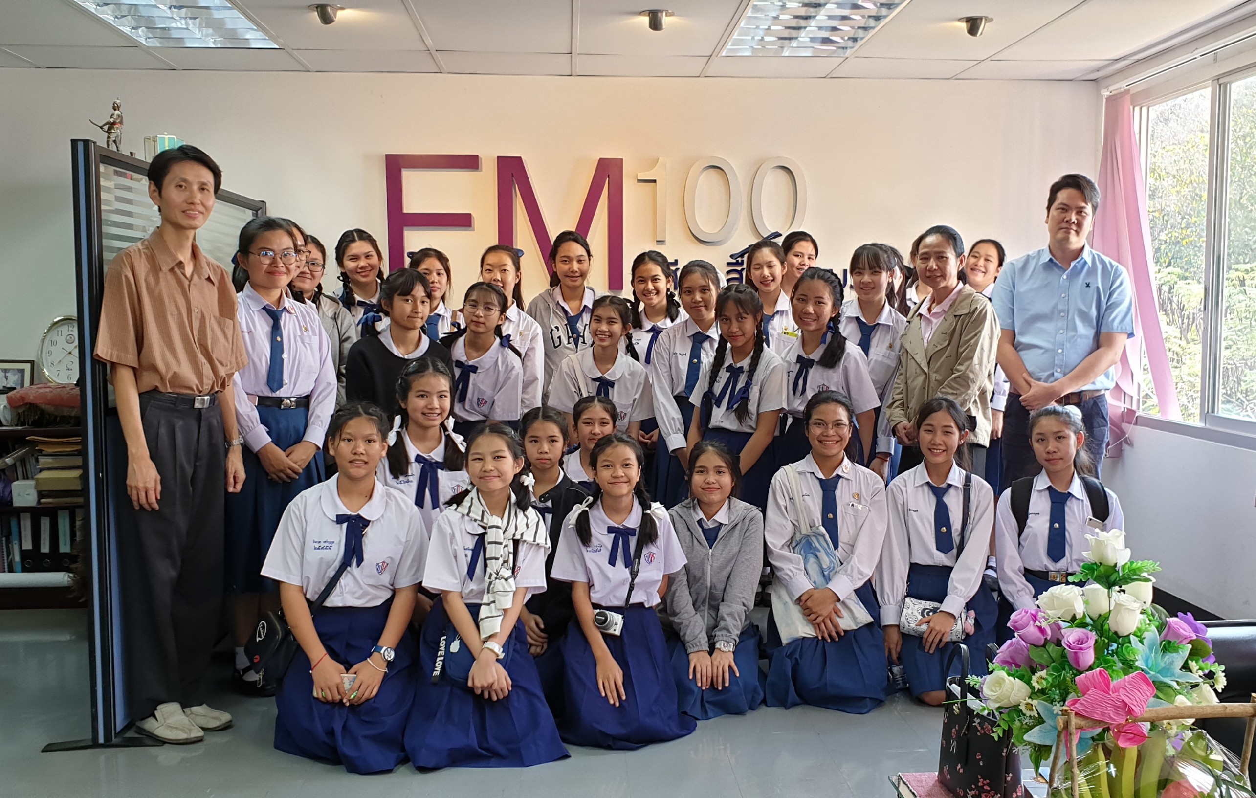 นักประชาสัมพันธ์รุ่นเยาว์ โรงเรียนพหฤทัยเชียงใหม่ ศึกษาดูงานที่ FM100 นักประชาสัมพันธ์รุ่นเยาว์ โรงเรียนพหฤทัยเชียงใหม่ ศึกษาดูงานที่ FM100