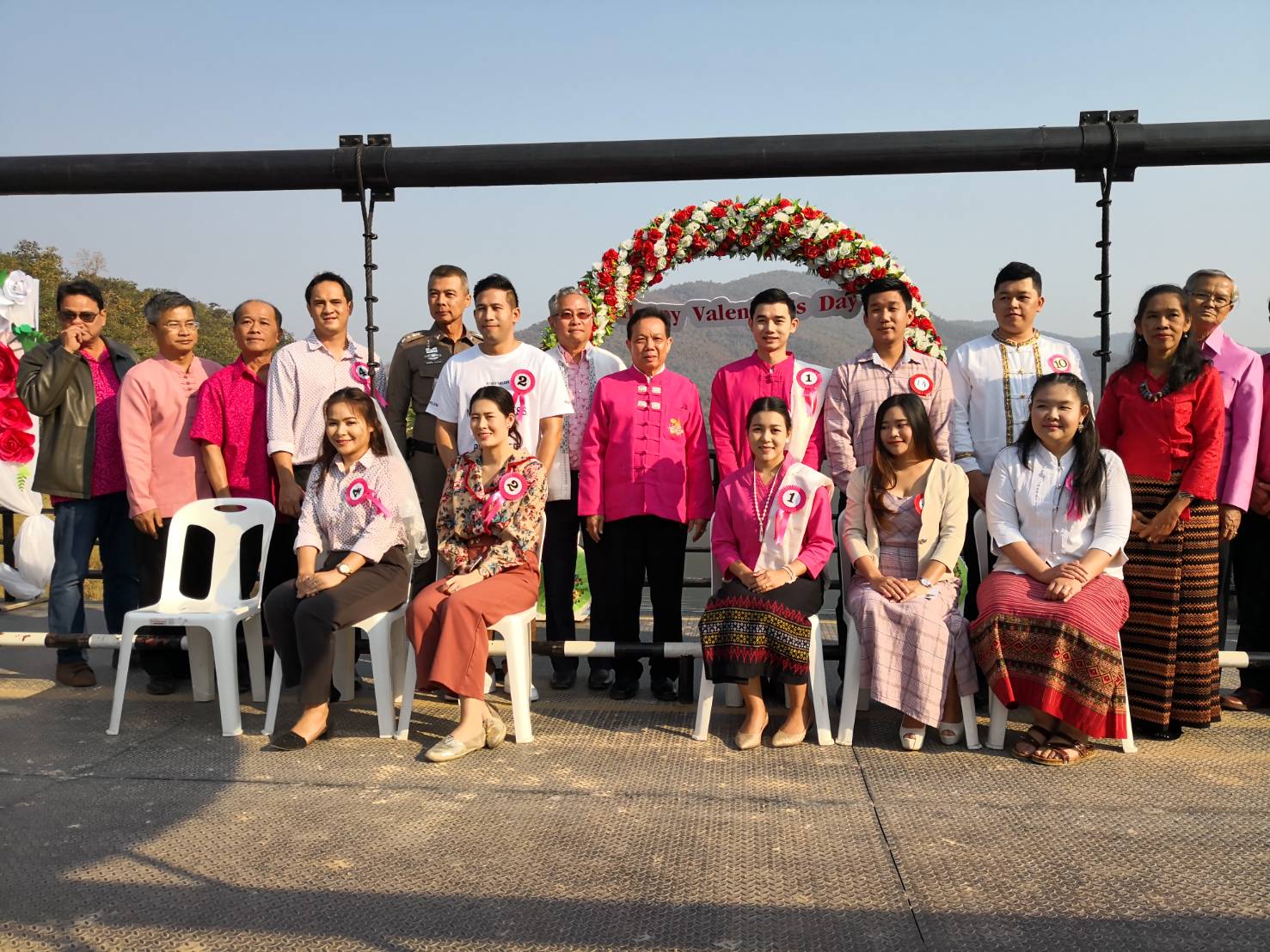 จังหวัดเชียงใหม่ จัดพิธีจดทะเบียนสมรสหมู่ เนื่องในวันแห่งความรัก บนสะพานแขวน ข้ามเขื่อนแม่กวงอุดมธารา และร่วมกันคล้องกุญแจบนสะพานแขวน เพื่อสัญญาว่าจะรักกันไปตลอดชีวิต