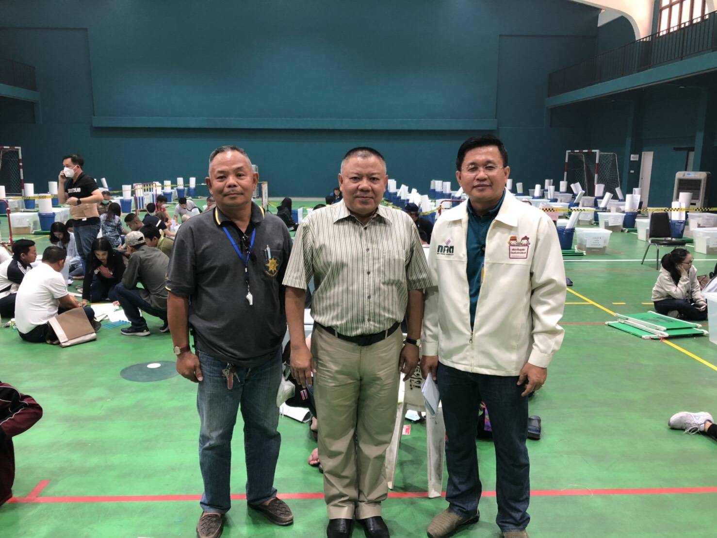 กกต.เชียงใหม่ เริ่มส่งมอบหีบบัตรและบัตรเลือกตั้ง ส.ส. ให้เจ้าหน้าที่ประจำเขตเลือกตั้งในเขตอำเภอเมืองเชียงใหม่ และ เขตเลือกตั้งของเทศบาลนครเชียงใหม่ เพื่อใช้ในการเลือกตั้ง 24 มี.ค.นี้ กกต.เชียงใหม่ เริ่มส่งมอบหีบบัตรและบัตรเลือกตั้ง ส.ส. ให้เจ้าหน้าที่ประจำเขตเลือกตั้งในเขตอำเภอเมืองเชียงใหม่ และ เขตเลือกตั้งของเทศบาลนครเชียงใหม่ เพื่อใช้ในการเลือกตั้ง 24 มี.ค.นี้