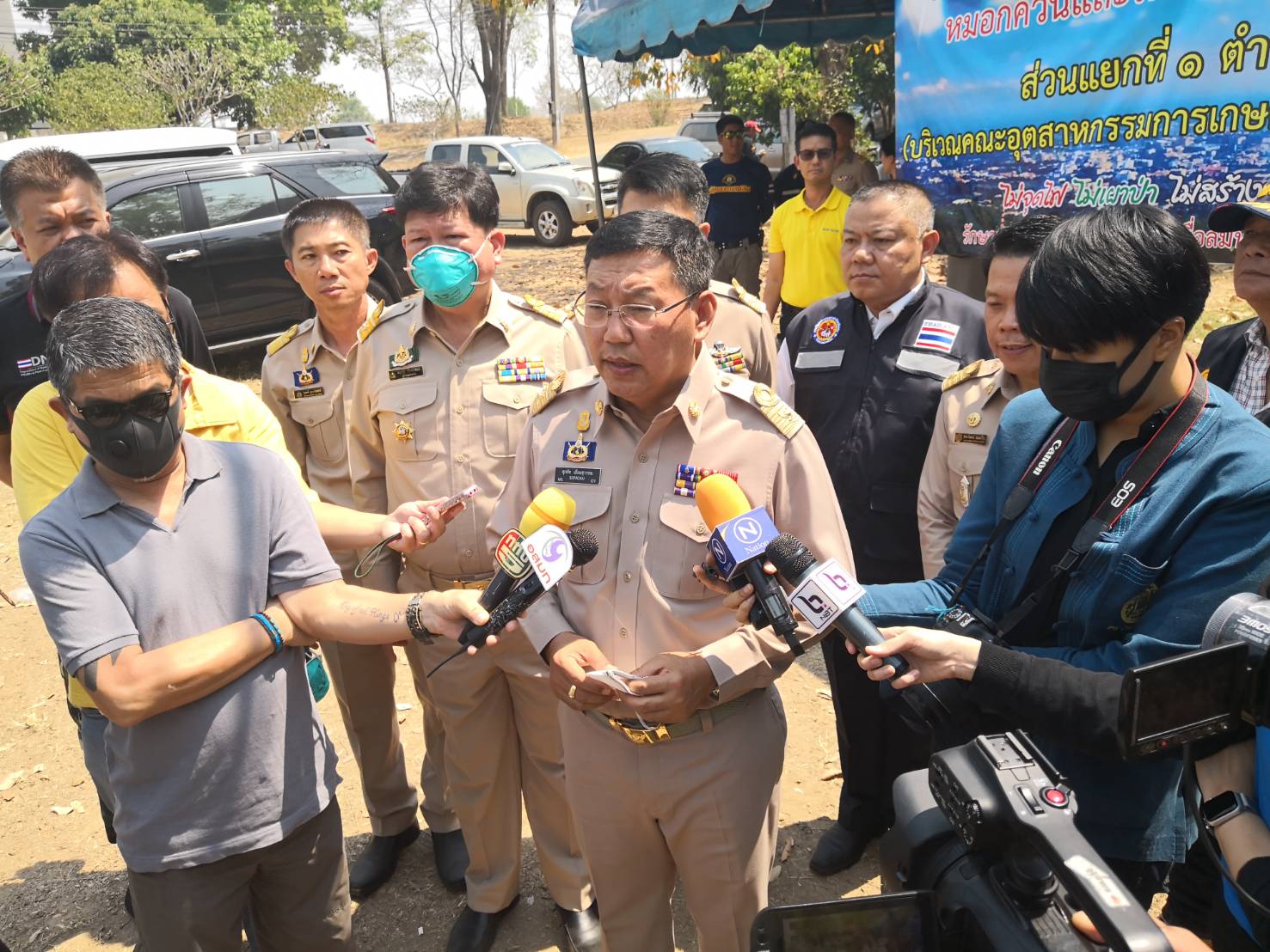 ผู้ว่าฯ เชียงใหม่ บินสำรวจจุดเกิดไฟไหม้ในเขตอุทยานฯ ดอยสุเทพ-ปุย หลังเจ้าหน้าที่สนธิกำลังเดินเท้าเข้าไปดับไฟอย่างเร่งด่วน หวั่นกลุ่มควันจะลอยเข้ามาในตัวเมือง เบื้องต้นสันนิษฐานเกิดจากการเผาป่าล่าสัตว์ ผู้ว่าฯ เชียงใหม่ บินสำรวจจุดเกิดไฟไหม้ในเขตอุทยานฯ ดอยสุเทพ-ปุย หลังเจ้าหน้าที่สนธิกำลังเดินเท้าเข้าไปดับไฟอย่างเร่งด่วน หวั่นกลุ่มควันจะลอยเข้ามาในตัวเมือง เบื้องต้นสันนิษฐานเกิดจากการเผาป่าล่าสัตว์