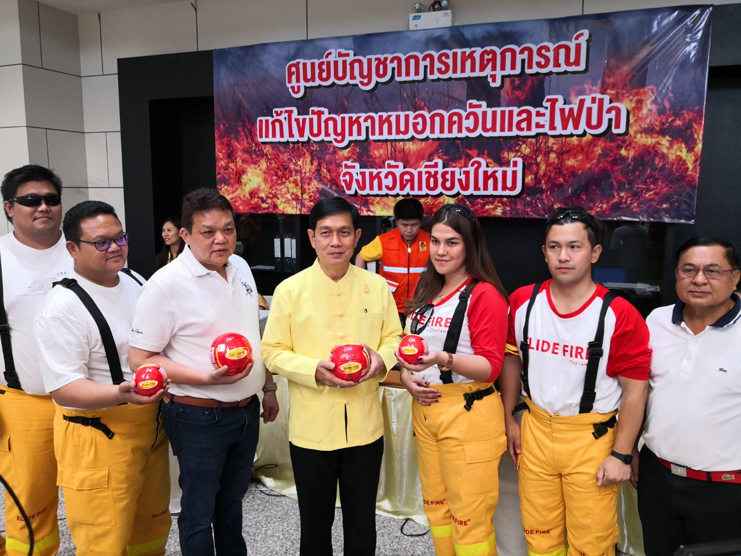 สมาคมนักประดิษฐ์และนวัตกรรมแห่งประเทศไทย มอบลูกบอลดับเพลิงสำหรับดับไฟป่าให้กับจังหวัดเชียงใหม่ โดยจะส่งต่อไปใช้ในการดับไฟป่าในพื้นที่สูงชันต่อไป สมาคมนักประดิษฐ์และนวัตกรรมแห่งประเทศไทย มอบลูกบอลดับเพลิงสำหรับดับไฟป่าให้กับจังหวัดเชียงใหม่ โดยจะส่งต่อไปใช้ในการดับไฟป่าในพื้นที่สูงชันต่อไป