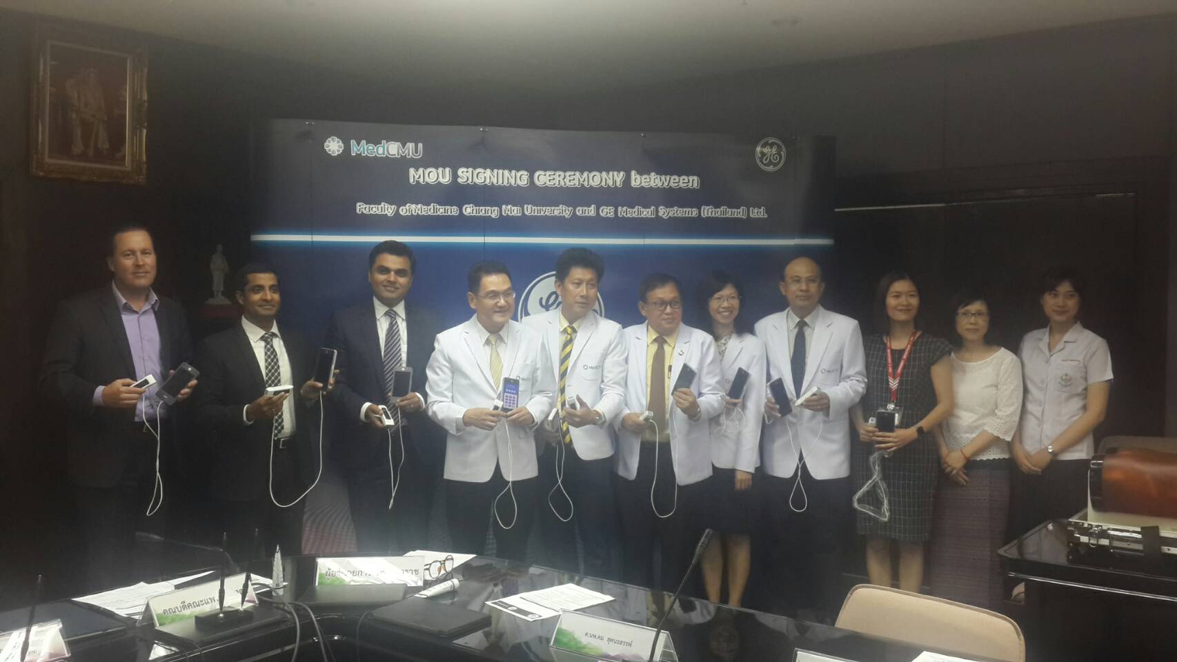 พิธีเปิดความร่วมมือในโครงการ อัลตร้าซาวน์แบบพกพาสำหรับหลักสูตรการเรียนเพื่อพัฒนาการศึกษาต่อทางการแพทย์ขั้นสูงแห่งแรกในเอเชียตะวันออกเฉียงใต้ ระหว่าง คณะแพทยศาสตร์ มหาวิทยาลัยเชียงใหม่ และ บริษัท จีอี เมดิคอล ซิสเต็ม ประเทศไทยแห่งแรกของเอเซีย พิธีเปิดความร่วมมือในโครงการ อัลตร้าซาวน์แบบพกพาสำหรับหลักสูตรการเรียนเพื่อพัฒนาการศึกษาต่อทางการแพทย์ขั้นสูงแห่งแรกในเอเชียตะวันออกเฉียงใต้ ระหว่าง คณะแพทยศาสตร์ มหาวิทยาลัยเชียงใหม่ และ บริษัท จีอี เมดิคอล ซิสเต็ม ประเทศไทยแห่งแรกของเอเซีย