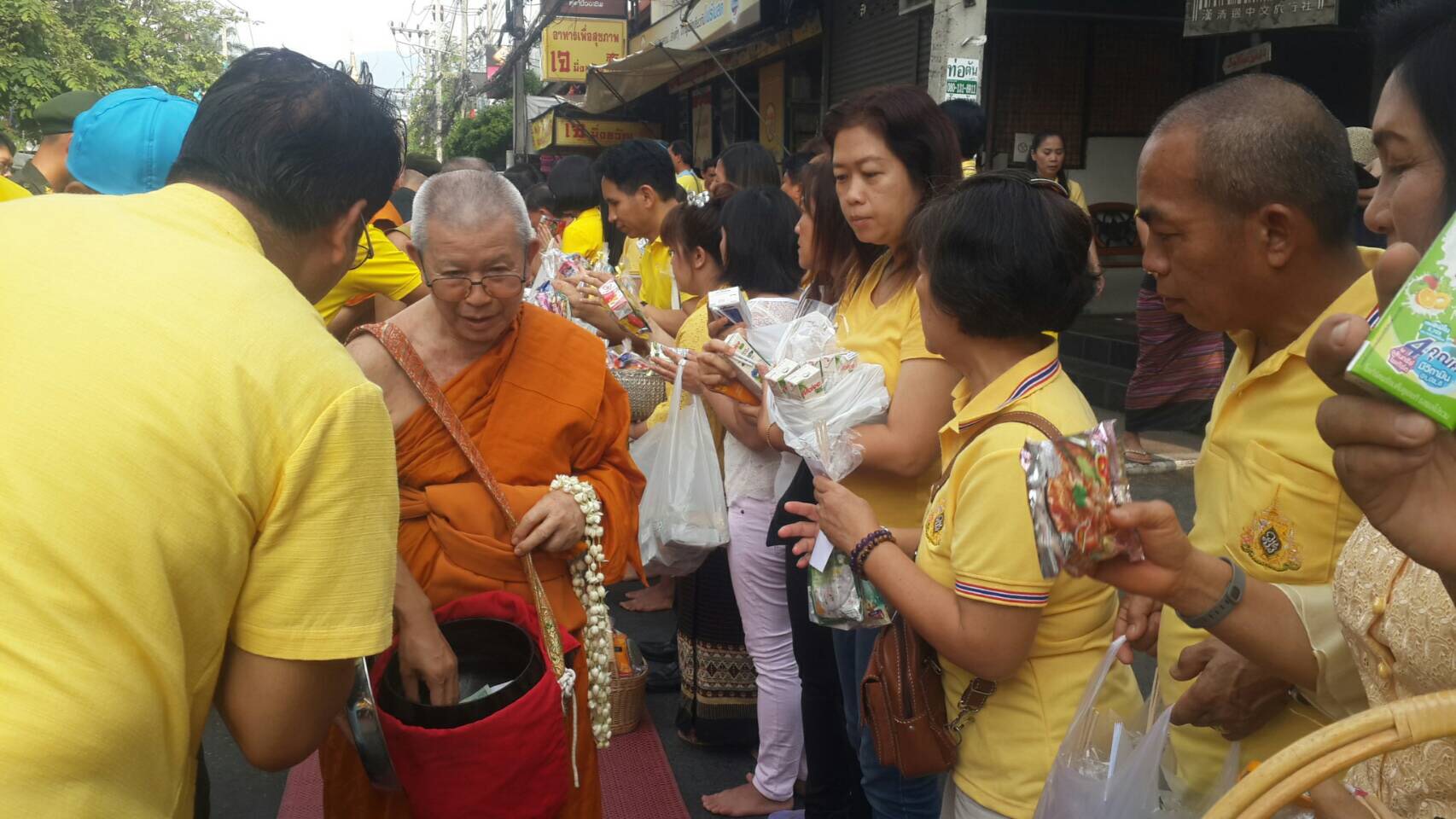 พสกนิกรชาวเชียงใหม่ พร้อมใจสวมใส่เสื้อเหลืองทำบุญใส่บาตรพระสงฆ์ 99 รูป เพื่อถวายเป็นพระราชกุศล เนื่องในพระราชพิธีบรมราชาภิเษก พสกนิกรชาวเชียงใหม่ พร้อมใจสวมใส่เสื้อเหลืองทำบุญใส่บาตรพระสงฆ์ 99 รูป เพื่อถวายเป็นพระราชกุศล เนื่องในพระราชพิธีบรมราชาภิเษก