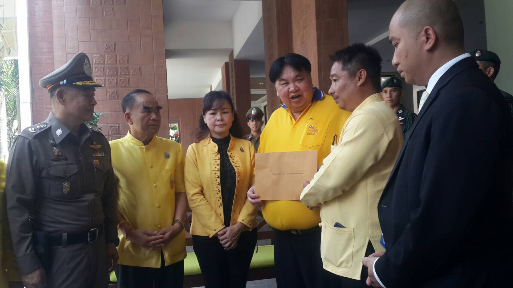 กลุ่มและเครือข่ายเฝ้าระวังทางวัฒนธรรมภาคประชาชนจังหวัดเชียงใหม่ ยื่นหนังสือเรียกร้องให้กรมส่งเสริมวัฒนธรรมถอดถอนการประกาศยกย่อง 10 แหล่งวัฒนธรรมที่ต้องไป ผ่านรัฐมนตรีว่าการกระทรวงวัฒนธรรม กลุ่มและเครือข่ายเฝ้าระวังทางวัฒนธรรมภาคประชาชนจังหวัดเชียงใหม่ ยื่นหนังสือเรียกร้องให้กรมส่งเสริมวัฒนธรรมถอดถอนการประกาศยกย่อง 10 แหล่งวัฒนธรรมที่ต้องไป ผ่านรัฐมนตรีว่าการกระทรวงวัฒนธรรม