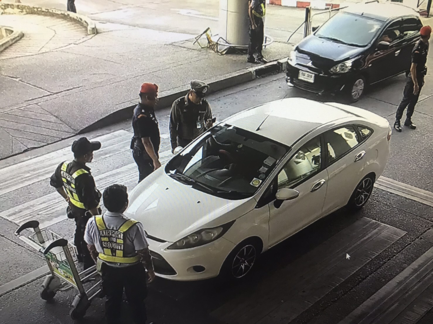 ท่าอากาศยานเชียงใหม่แจงกรณีหนุ่ม Grab Car กล่าวอ้างถูกเจ้าหน้าที่ รปภ.สนามบินทำร้ายร่างกาย ท่าอากาศยานเชียงใหม่แจงกรณีหนุ่ม Grab Car กล่าวอ้างถูกเจ้าหน้าที่ รปภ.สนามบินทำร้ายร่างกาย