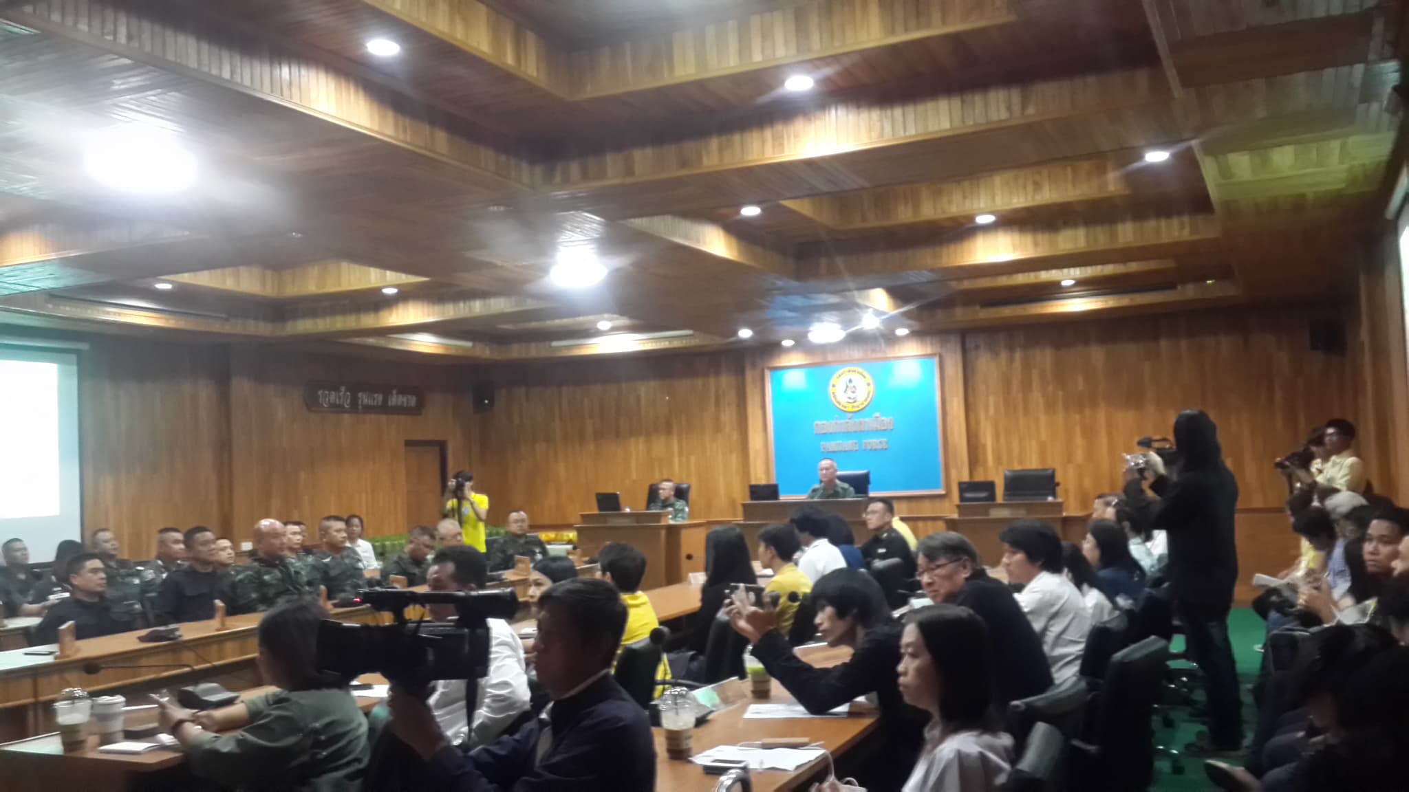 กองกำลังผาเมืองประชุมสรุปงานประจำปีงบประมาณ 2562 พร้อมขอบคุณสื่อร่วมภารกิจ เผยความมั่นคงชายแดนยังต้องดูแลใกล้ชิดทุกด้าน พอใจผลงานเป็นไปตามเป้าหมาย โดยเฉพาะสร้างความเข้มแข็งหมู่บ้านคู่ขนานแนวชายแดนทั้งเมียนมาและลาว กองกำลังผาเมืองประชุมสรุปงานประจำปีงบประมาณ 2562 พร้อมขอบคุณสื่อร่วมภารกิจ เผยความมั่นคงชายแดนยังต้องดูแลใกล้ชิดทุกด้าน พอใจผลงานเป็นไปตามเป้าหมาย โดยเฉพาะสร้างความเข้มแข็งหมู่บ้านคู่ขนานแนวชายแดนทั้งเมียนมาและลาว