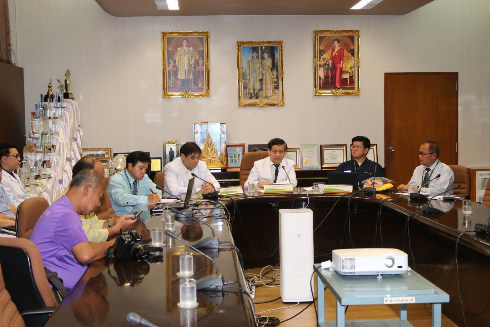 คณะแพทยศาสตร์ มหาวิทยาลัยเชียงใหม่ แถลงข่าวกรณีมีข่าวสารเคมีรั่วไหลในโรงพยาบาลมหาราชนครเชียงใหม่ พบเป็นสารลักษณะเดียวกับน้ำส้มสายชู แต่มีความเข้มข้นสูงกว่า โดยได้ดำเนินตามมาตรการรักษาความปลอดภัย คณะแพทยศาสตร์ มหาวิทยาลัยเชียงใหม่ แถลงข่าวกรณีมีข่าวสารเคมีรั่วไหลในโรงพยาบาลมหาราชนครเชียงใหม่ พบเป็นสารลักษณะเดียวกับน้ำส้มสายชู แต่มีความเข้มข้นสูงกว่า โดยได้ดำเนินตามมาตรการรักษาความปลอดภัย
