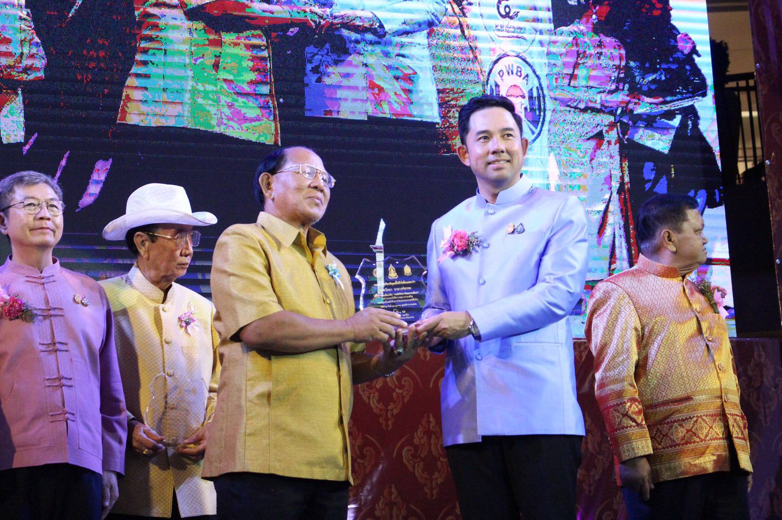 ขอแสดงความยินดีกับคุณวัลลภ นามวงศ์พรหม ได้รับรางวัลคนดีสภาศรีวัฒนธรรม ขอแสดงความยินดีกับคุณวัลลภ นามวงศ์พรหม ได้รับรางวัลคนดีสภาศรีวัฒนธรรม