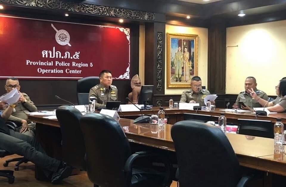 คืบหน้าคดีฆ่าเศรษฐีนียัดตู้เย็น ล่าสุด ตร.ขอศาลออกหมายจับหนุ่มลำปางแล้ว พร้อมไล่ล่าตัวล่าสุดพบทิ้งรถหรูผู้ตายท่าเรือระยองก่อหลบหนี เตรียมประสานชายแดนหวั่นหนีออกนอกประเทศ ตร.เชื่อมีคนร่วมขบวนการเป็นทีม ผบช.ภ.5 รายงาน ผบ.ตร.แล้ว คืบหน้าคดีฆ่าเศรษฐีนียัดตู้เย็น ล่าสุด ตร.ขอศาลออกหมายจับหนุ่มลำปางแล้ว พร้อมไล่ล่าตัวล่าสุดพบทิ้งรถหรูผู้ตายท่าเรือระยองก่อหลบหนี เตรียมประสานชายแดนหวั่นหนีออกนอกประเทศ ตร.เชื่อมีคนร่วมขบวนการเป็นทีม ผบช.ภ.5 รายงาน ผบ.ตร.แล้ว
