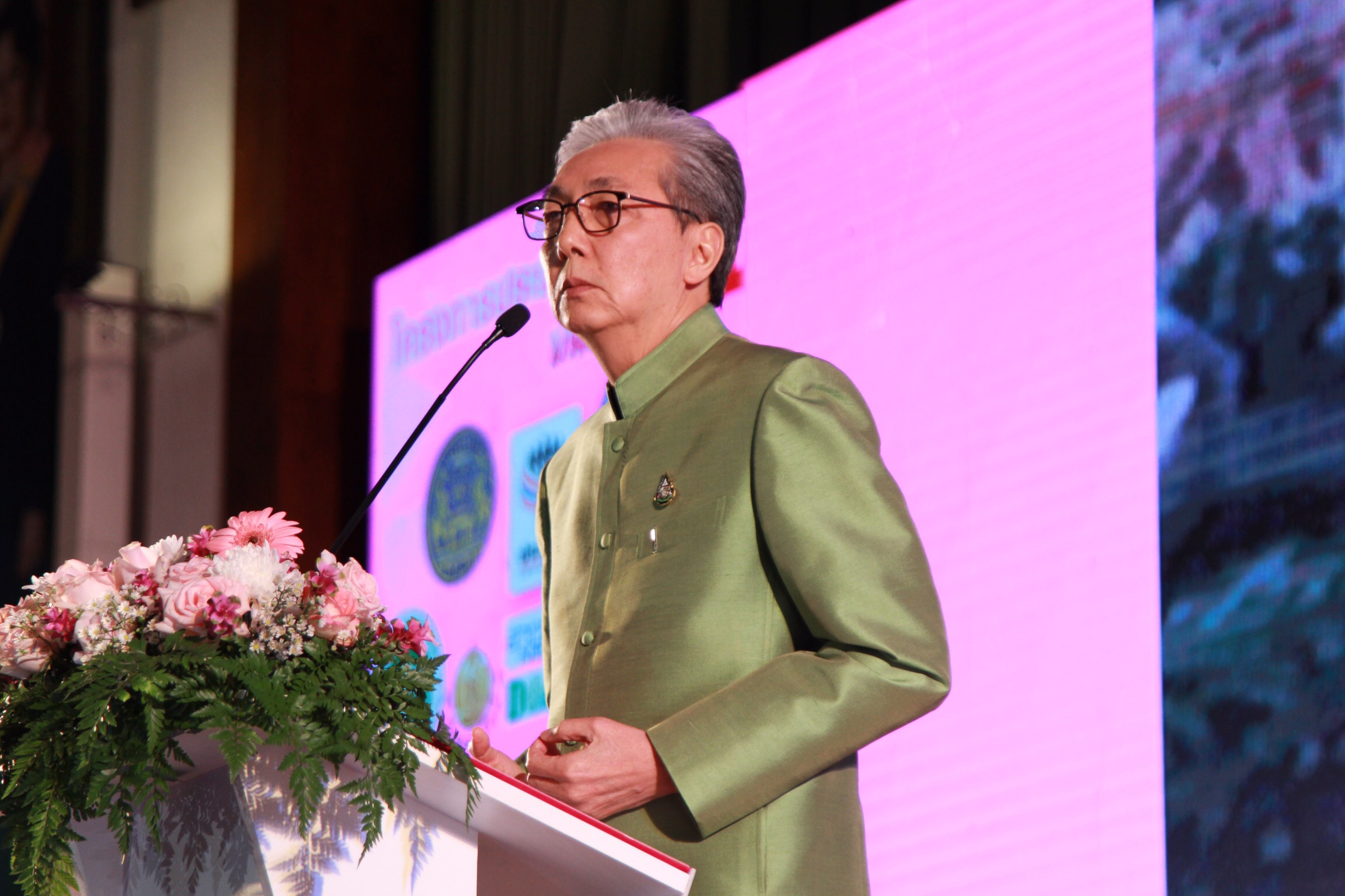 รองนายกรัฐมนตรี มอบนโยบาย “ประชารัฐสร้างไทย พัฒนาล้านนา ขับเคลื่อนการพัฒนาเศรษฐกิจฐานรากอย่างยั่งยืน” เพื่อให้คนไทยมีความเป็นอยู่ที่ดีขึ้น และหลุดพ้นความยากจน รองนายกรัฐมนตรี มอบนโยบาย “ประชารัฐสร้างไทย พัฒนาล้านนา ขับเคลื่อนการพัฒนาเศรษฐกิจฐานรากอย่างยั่งยืน” เพื่อให้คนไทยมีความเป็นอยู่ที่ดีขึ้น และหลุดพ้นความยากจน