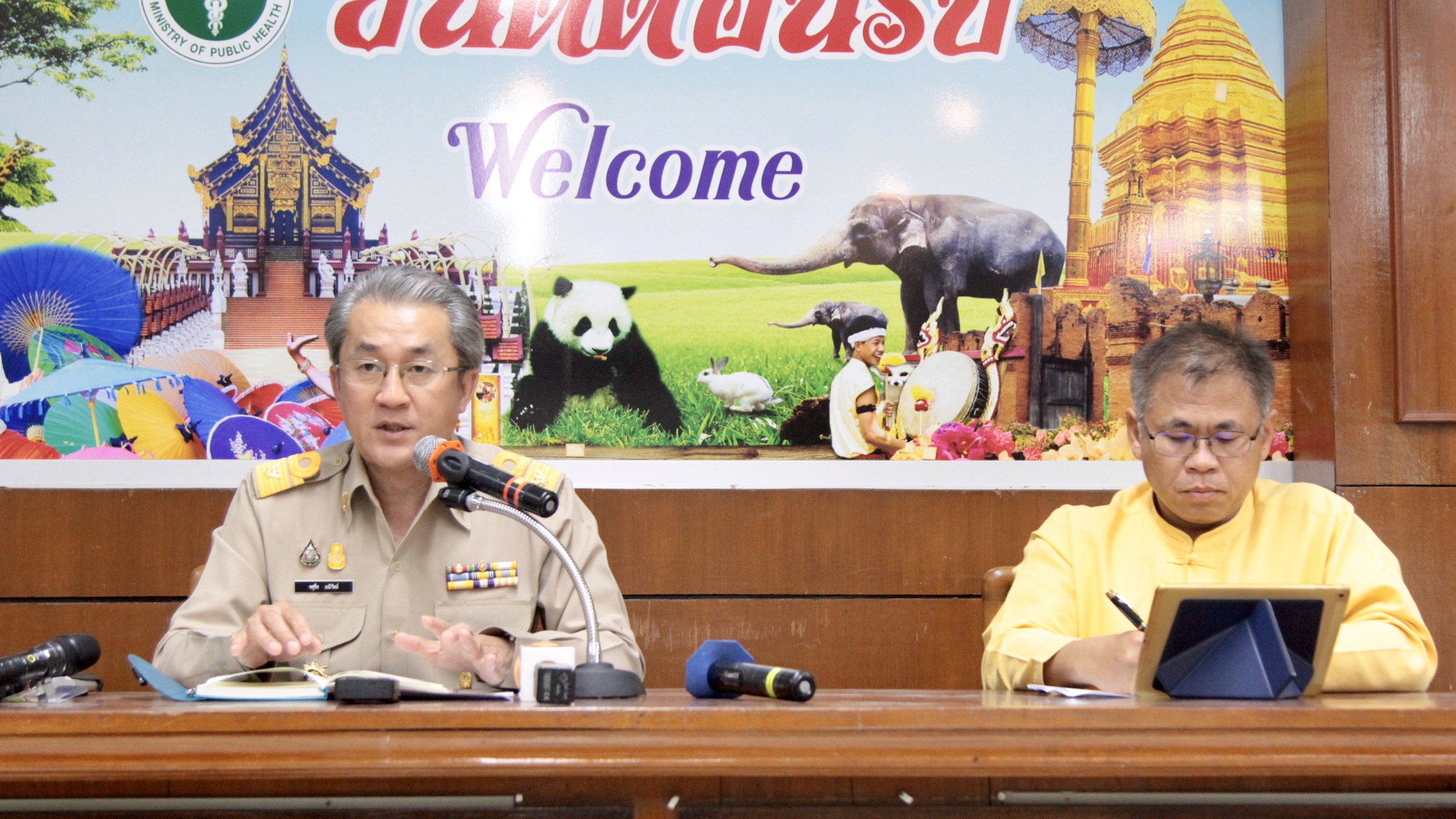 สาธารณสุขจังหวัดเชียงใหม่เพิ่มมาตรการเฝ้าระวัง ใช้เครือข่ายทั้งโรงพยาบาลเอกชน คลินิก ร้านขายยา ตลอดจนมัคคุเทศก์ ช่วยคัดกรองนักท่องเที่ยว สาธารณสุขจังหวัดเชียงใหม่เพิ่มมาตรการเฝ้าระวัง ใช้เครือข่ายทั้งโรงพยาบาลเอกชน คลินิก ร้านขายยา ตลอดจนมัคคุเทศก์ ช่วยคัดกรองนักท่องเที่ยว