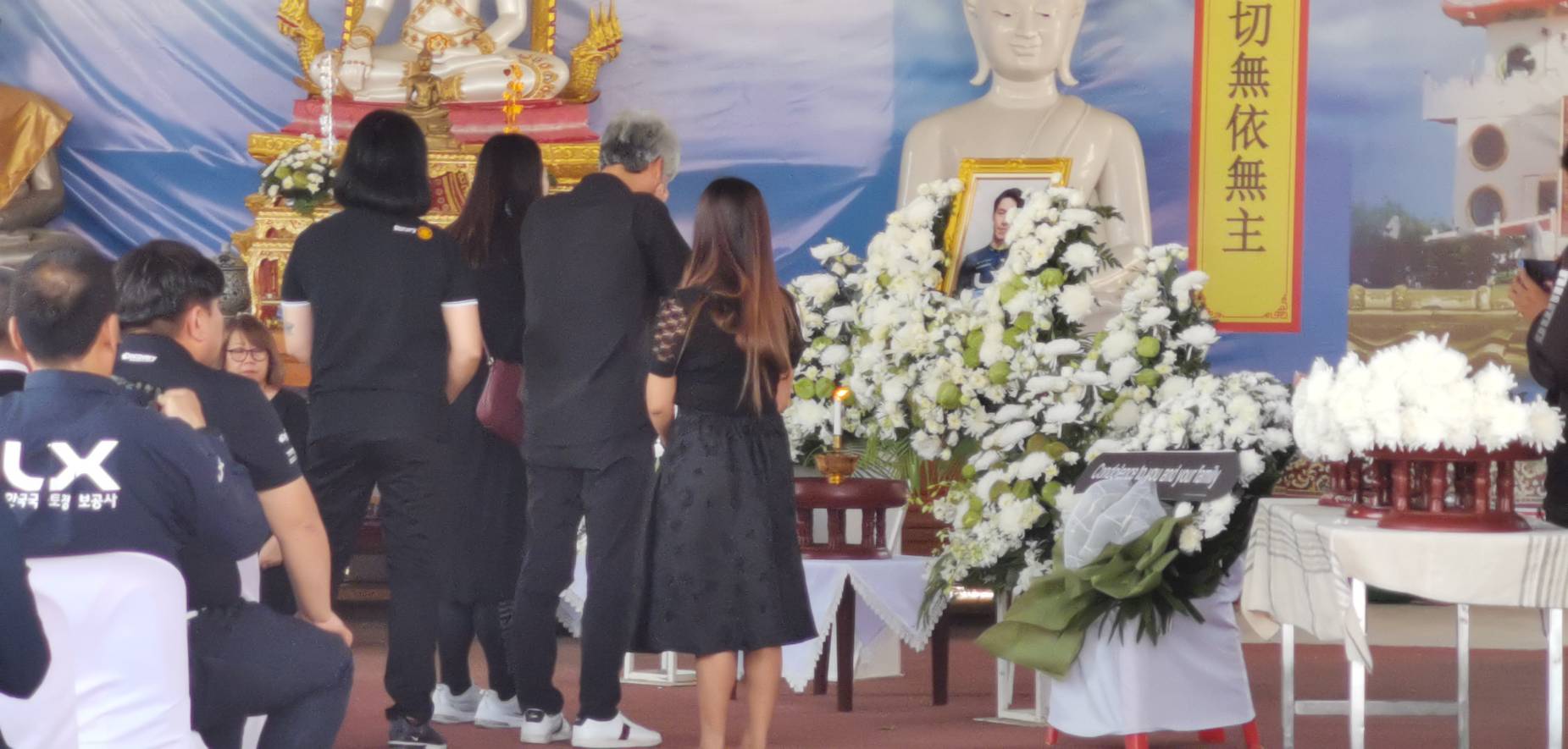 นำร่างนักปั่นเยาวชนเกาหลีแชมป์เอเชีย ทำพิธีศาสนาที่วัด พ่อแม่ร่ำไห้โฮทำใจไม่ได้ ที่เสียลูกชายคนเดียว ขณะที่ทางการไทย พร้อมให้การช่วยเหลือเยียวยาทุกด้าน นำร่างนักปั่นเยาวชนเกาหลีแชมป์เอเชีย ทำพิธีศาสนาที่วัด พ่อแม่ร่ำไห้โฮทำใจไม่ได้ ที่เสียลูกชายคนเดียว ขณะที่ทางการไทย พร้อมให้การช่วยเหลือเยียวยาทุกด้าน