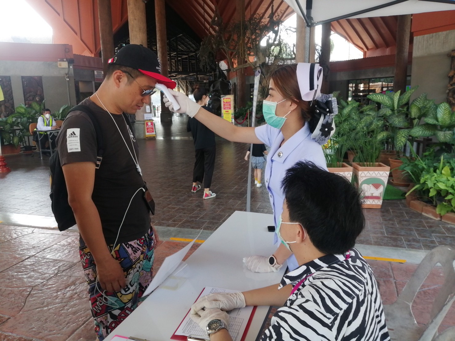 เชียงใหม่ไนท์ซาฟารี เฝ้าระวังและป้องกันการแพร่ระบาด “ไวรัสโคโรน่า” (โควิด-19) อย่างต่อเนื่อง พร้อมตรวจคัดกรองบุคลากรในหน่วยงานและนักท่องเที่ยว เชียงใหม่ไนท์ซาฟารี เฝ้าระวังและป้องกันการแพร่ระบาด “ไวรัสโคโรน่า” (โควิด-19) อย่างต่อเนื่อง พร้อมตรวจคัดกรองบุคลากรในหน่วยงานและนักท่องเที่ยว