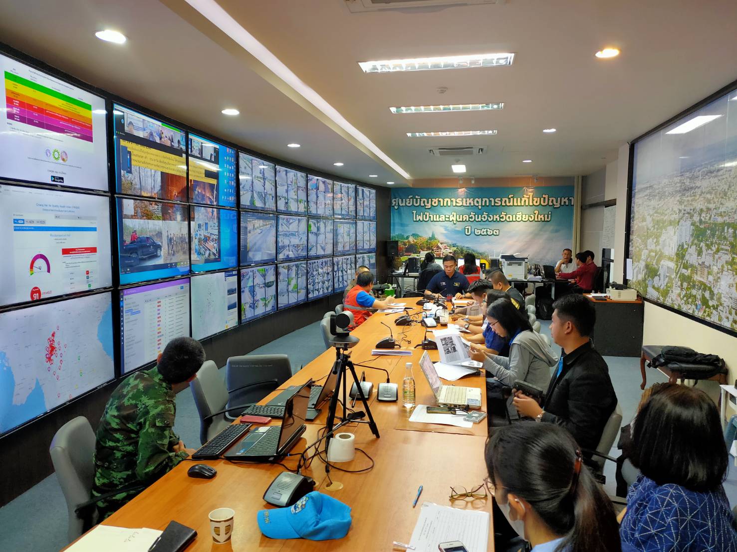 ศูนย์บัญชาการป้องกันและแก้ไขปัญหาฝุ่นละอองขนาดเล็ก PM 2.5 จังหวัดเชียงใหม่ ปรับแผนการทำงานร่วมกันอย่างเป็นระบบ เตรียมเปิดฐานปฏิบัติการในป่าลึก พร้อมชุดปฏิบัติการเคลื่อนที่เร็ว เพื่อเฝ้าระวังการลักลอบเผาป่า ศูนย์บัญชาการป้องกันและแก้ไขปัญหาฝุ่นละอองขนาดเล็ก PM 2.5 จังหวัดเชียงใหม่ ปรับแผนการทำงานร่วมกันอย่างเป็นระบบ เตรียมเปิดฐานปฏิบัติการในป่าลึก พร้อมชุดปฏิบัติการเคลื่อนที่เร็ว เพื่อเฝ้าระวังการลักลอบเผาป่า