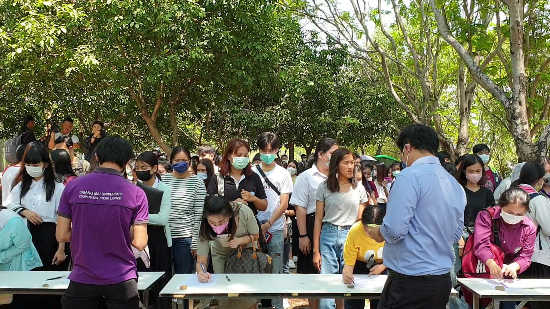 การจำหน่ายหน้ากากอนามัย 1,800 ชิ้น ที่ร้านสหกรณ์ มช. หมดลงอย่างรวดเร็ว หลังเปิดจำหน่าย การจำหน่ายหน้ากากอนามัย 1,800 ชิ้น ที่ร้านสหกรณ์ มช. หมดลงอย่างรวดเร็ว หลังเปิดจำหน่าย