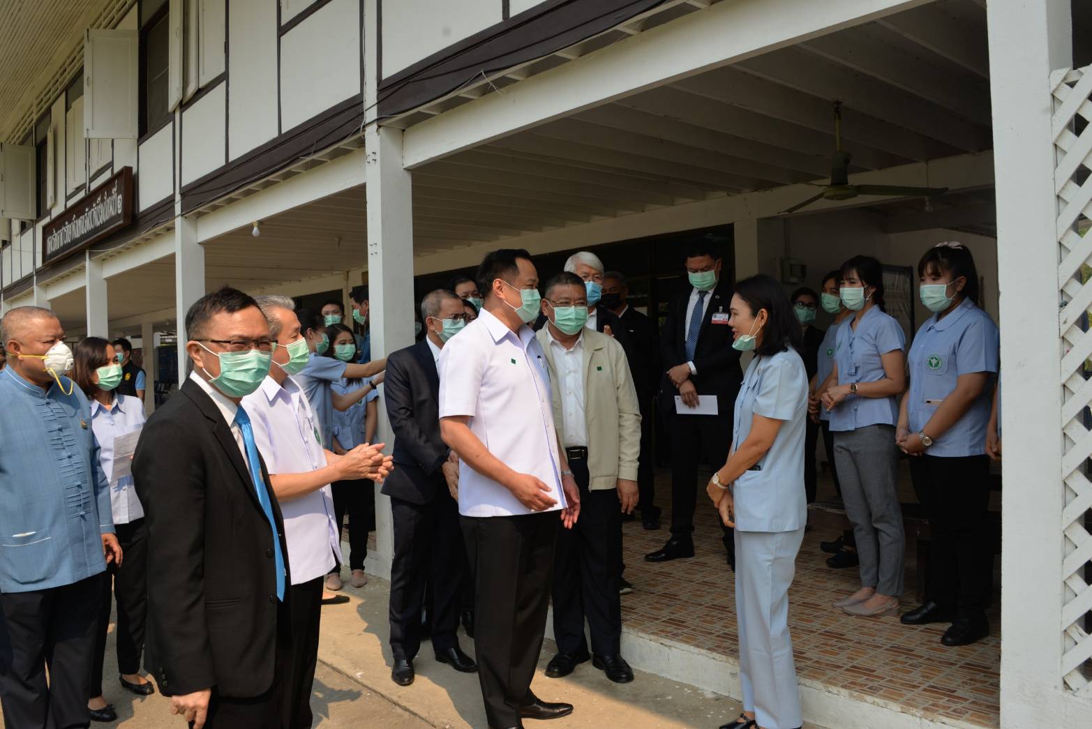 รองนายกรัฐมนตรี และรัฐมนตรีว่าการกระทรวงสาธารณสุข ลงพื้นที่จังหวัดเชียงใหม่ ตรวจเยี่ยมผู้ที่เดินทางกลับมาจากประเทศกลุ่มเสี่ยง รองนายกรัฐมนตรี และรัฐมนตรีว่าการกระทรวงสาธารณสุข ลงพื้นที่จังหวัดเชียงใหม่ ตรวจเยี่ยมผู้ที่เดินทางกลับมาจากประเทศกลุ่มเสี่ยง