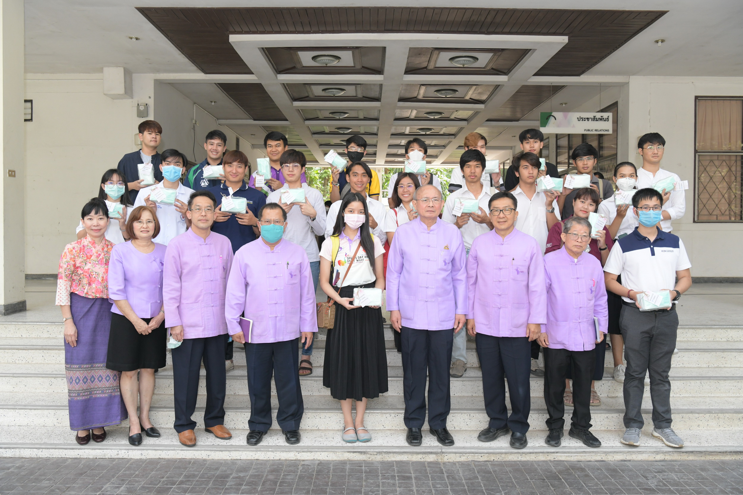 มช. ห่วงใยสุขภพาพ มอบหน้ากากอนามัยป้องกันไวรัส COVID-19 และฝุ่นละอองขนาดเล็ก ให้กับนักศึกษาของมหาวิทยาลัยเชียงใหม่ มช. ห่วงใยสุขภพาพ มอบหน้ากากอนามัยป้องกันไวรัส COVID-19 และฝุ่นละอองขนาดเล็ก ให้กับนักศึกษาของมหาวิทยาลัยเชียงใหม่