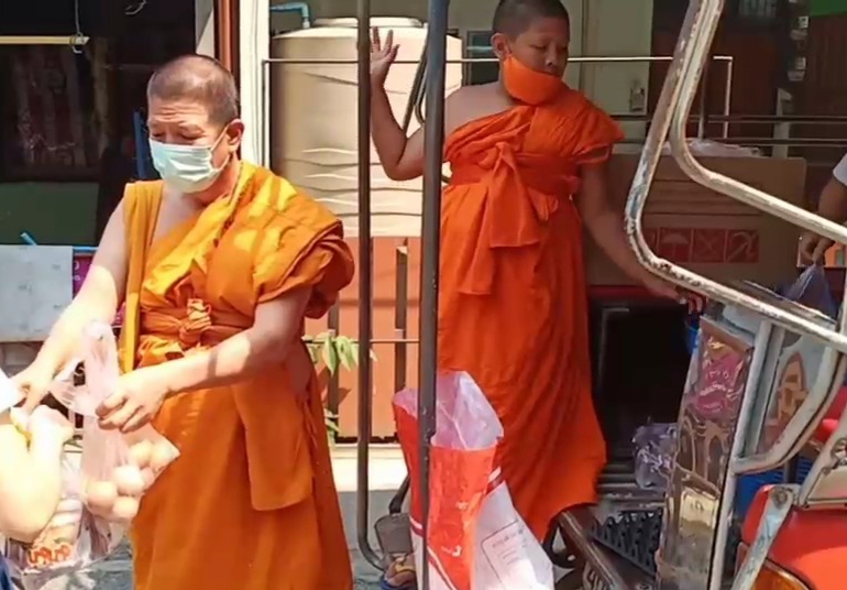 พระสงฆ์นำข้าวสารอาหารแห้งแจกชาวบ้านที่ขาดแคลนอาหารช่วงวิกฤติไวรัสโควิด พระสงฆ์นำข้าวสารอาหารแห้งแจกชาวบ้านที่ขาดแคลนอาหารช่วงวิกฤติไวรัสโควิด