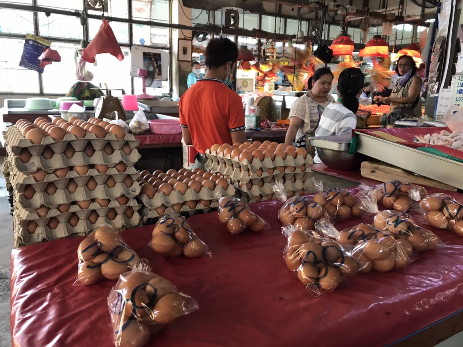 สำนักงานพาณิชย์จังหวัดเชียงใหม่ ติดตามสถานการณ์การจำหน่ายไข่ไก่ของตลาดสด ร้านค้าทั่วไป และฟาร์มไก่ไข่ในพื้นที่จังหวัดเชียงใหม่ พบอยู่ในภาะวะปกติ ราคายังคงทรงตัว