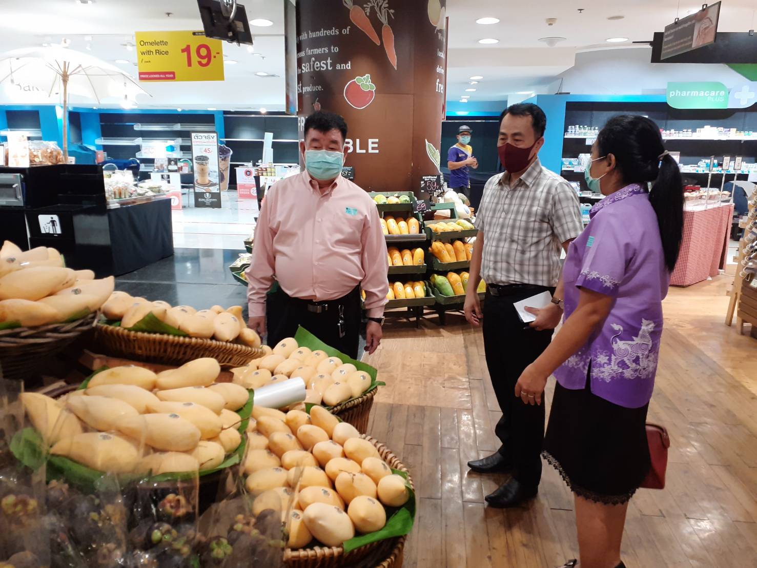 พาณิชย์เชียงใหม่ขอความร่วมมือผู้ประกอบการห้างท้องถิ่น ลดราคาสินค้าที่จำเป็นต่อการครองชีพ พาณิชย์เชียงใหม่ขอความร่วมมือผู้ประกอบการห้างท้องถิ่น ลดราคาสินค้าที่จำเป็นต่อการครองชีพ