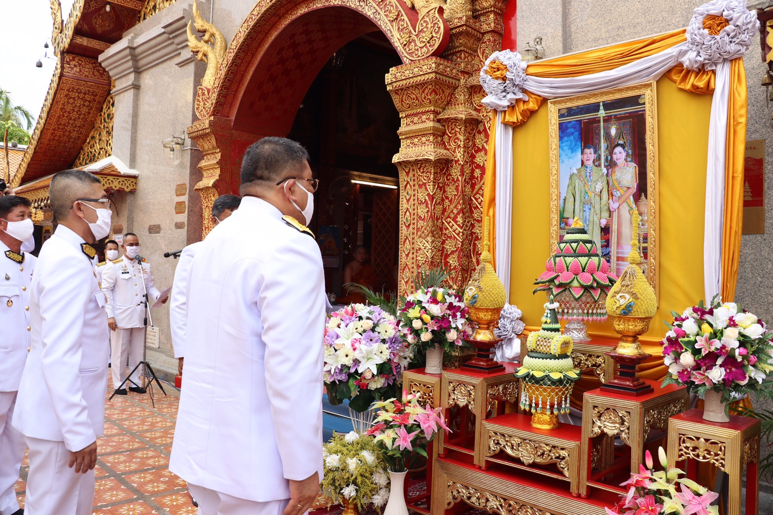 พระบาทสมเด็จพระเจ้าอยู่หัว และสมเด็จพระนางเจ้าฯ พระบรมราชินี พระราชทานน้ำสรงและผ้าไตร ในงานประเพณีสรงน้ำพระบรมธาตุดอยสุเทพราชวรวิหาร จังหวัดเชียงใหม่ เนื่องในวันวิสาขบูชา พระบาทสมเด็จพระเจ้าอยู่หัว และสมเด็จพระนางเจ้าฯ พระบรมราชินี พระราชทานน้ำสรงและผ้าไตร ในงานประเพณีสรงน้ำพระบรมธาตุดอยสุเทพราชวรวิหาร จังหวัดเชียงใหม่ เนื่องในวันวิสาขบูชา