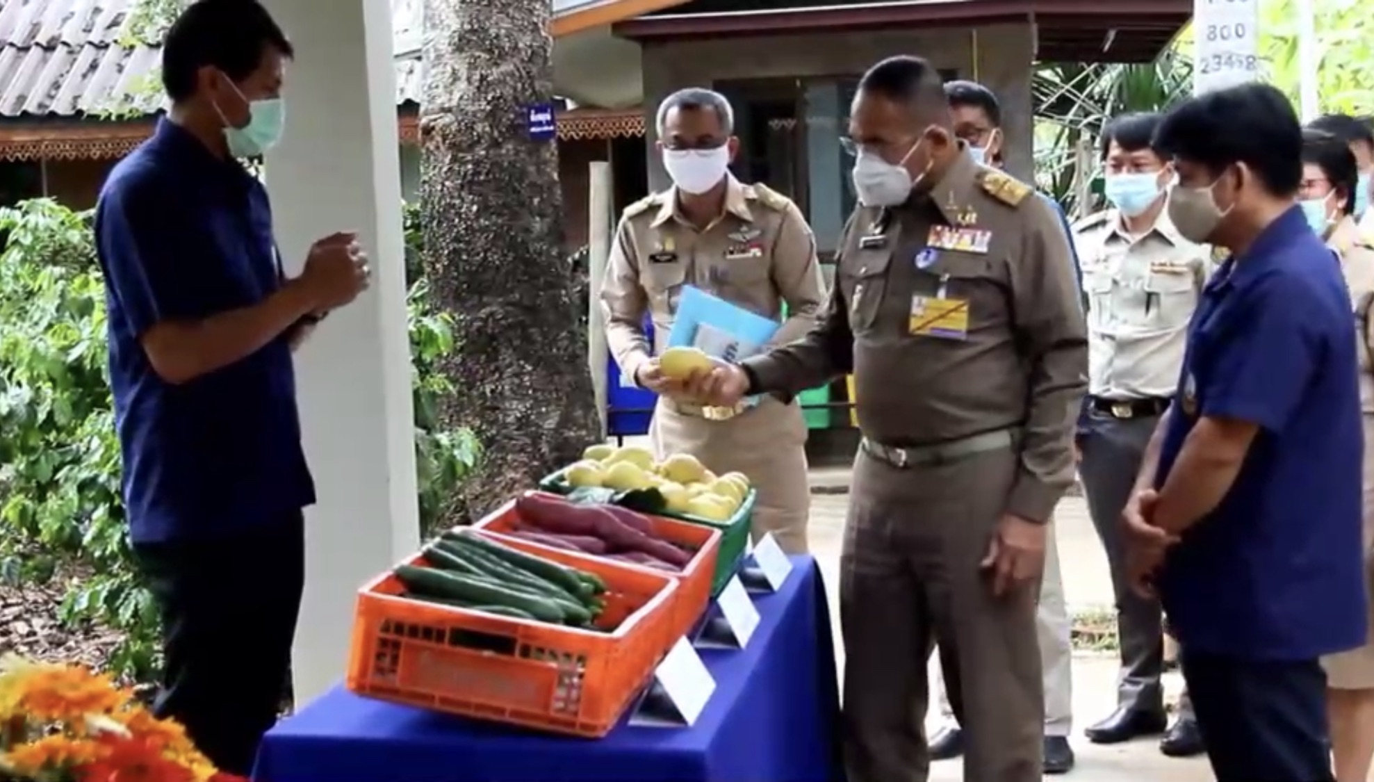 องคมนตรีลงพื้นที่ติดตามการดำเนินงานของมูลนิธิโครงการหลวง ในพื้นที่จังหวัดเชียงใหม่ องคมนตรีลงพื้นที่ติดตามการดำเนินงานของมูลนิธิโครงการหลวง ในพื้นที่จังหวัดเชียงใหม่