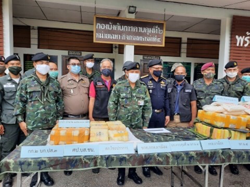 กองกำลังผาเมืองตรวจยึดยาบ้า 800,000 เม็ด และเฮโรอีน 10 กิโลกรัม พร้อมผู้ต้อง 8 คน ในพื้นที่ อ.ฝาง จว.เชียงใหม่ กองกำลังผาเมืองตรวจยึดยาบ้า 800,000 เม็ด และเฮโรอีน 10 กิโลกรัม พร้อมผู้ต้อง 8 คน ในพื้นที่ อ.ฝาง จว.เชียงใหม่
