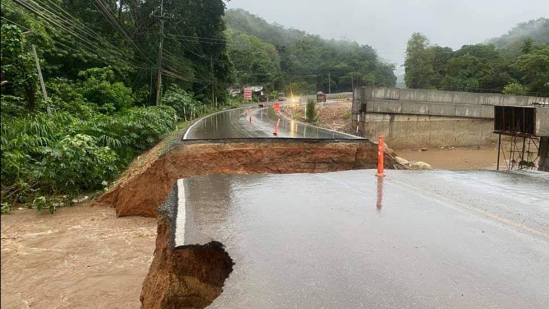 ฝนตกตลอดคืนทำให้น้ำไหลหลากตัดเส้นทาง​เชียงใหม่​-เชียงราย​ สะพานขาด 3 จุดช่วงก่อสร้าง​ เจ้าหน้าที่เร่งซ่อมพร้อมแนะเส้นทางเลี่ยง​ พร้อมให้ทุกพื้นที่เฝ้าระวังภัยระยะนี้