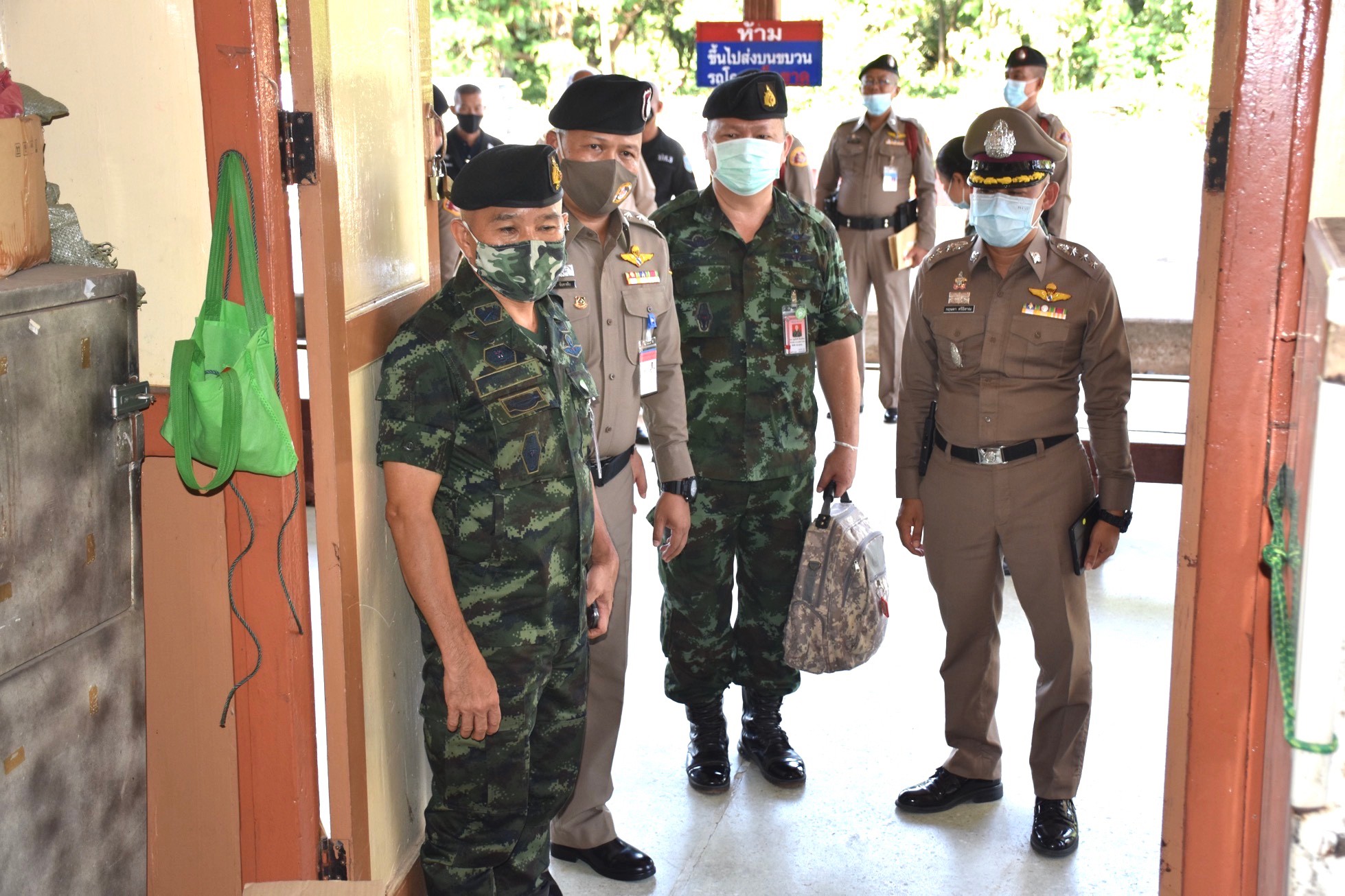 รองผู้บัญชาการ ศูนย์ปฏิบัติการบริหารการแก้ไขปัญหายาเสพติดชายแดนภาคเหนือ ร่วมกับ ป.ป.ส.ภาค 5 บูรณาการหน่วยงานด้านปราบปรามยาเสพติดตรวจสอบการขนส่งโลจิสติกส์ทางรถไฟ รองผู้บัญชาการ ศูนย์ปฏิบัติการบริหารการแก้ไขปัญหายาเสพติดชายแดนภาคเหนือ ร่วมกับ ป.ป.ส.ภาค 5 บูรณาการหน่วยงานด้านปราบปรามยาเสพติดตรวจสอบการขนส่งโลจิสติกส์ทางรถไฟ