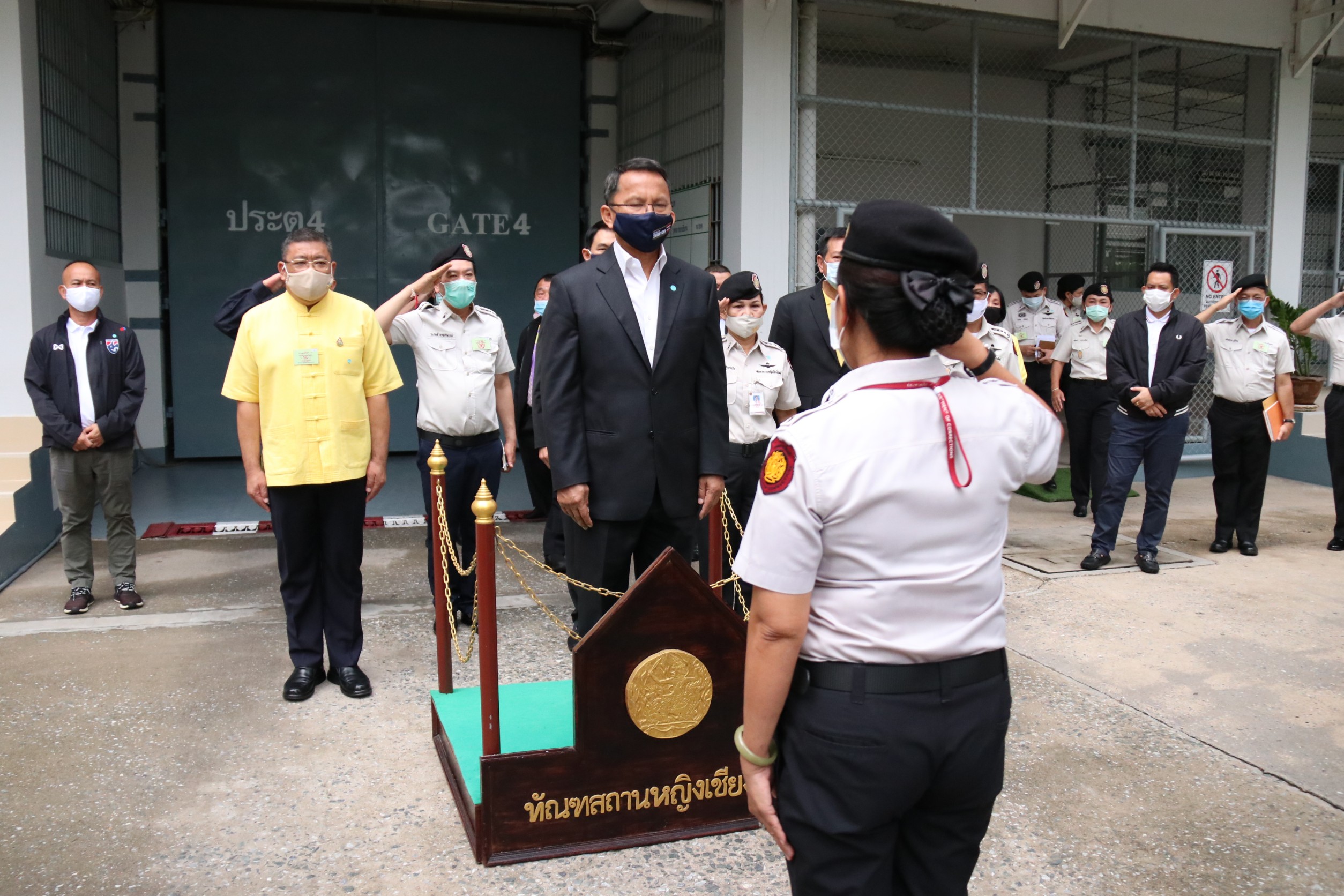 รัฐมนตรีว่าการกระทรวงยุติธรรม ตรวจเยี่ยมทัณฑสถานหญิงเชียงใหม่ พร้อมชูนโยบายนิคมอุตสาหกรรมราชทัณฑ์ เพื่อสร้างงาน สร้างอาชีพให้ผู้ต้องขังในเรือนจำ และขอให้เพิ่มทักษะการจดบัญชีครัวเรือนเพื่อการเก็บออม