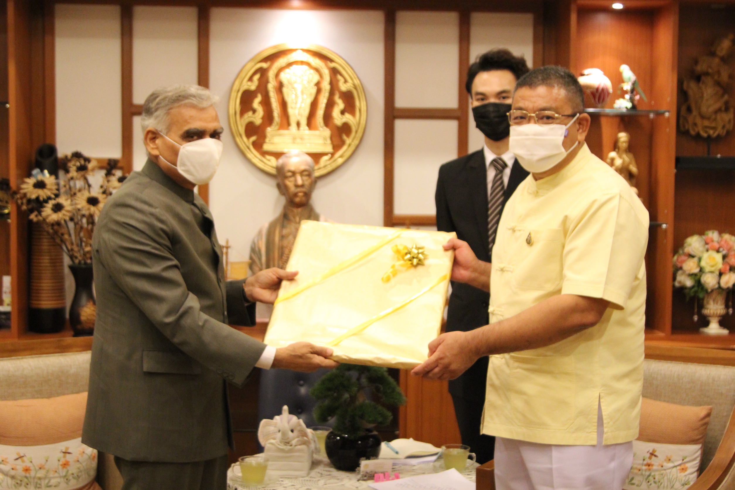 กงสุลสาธารณรัฐอินเดีย ณ จังหวัดเชียงใหม่ เข้าเยี่ยมคารวะ ผู้ว่าราชการจังหวัดเชียงใหม่ เนื่องในวาระเข้ารับตำแหน่งใหม่อย่างเป็นทางการ กงสุลสาธารณรัฐอินเดีย ณ จังหวัดเชียงใหม่ เข้าเยี่ยมคารวะ ผู้ว่าราชการจังหวัดเชียงใหม่ เนื่องในวาระเข้ารับตำแหน่งใหม่อย่างเป็นทางการ