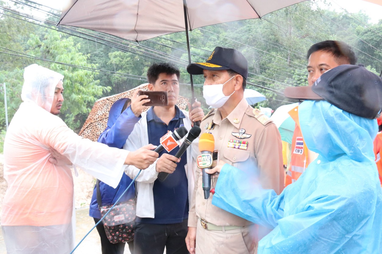 สถานการณ์ฝนในพื้นที่จังหวัดเชียงใหม่ ยังคงตกต่อเนื่องตลอดทั้งวัน ส่งผลให้มีปริมาณน้ำสะสมมาก ด้านพื้นที่ที่ประสบภัยและเส้นทางสัญจรที่ถูกตัดขาด จังหวัดเชียงใหม่เร่งระดมความช่วยเหลือกันอย่างเต็มที่ สถานการณ์ฝนในพื้นที่จังหวัดเชียงใหม่ ยังคงตกต่อเนื่องตลอดทั้งวัน ส่งผลให้มีปริมาณน้ำสะสมมาก ด้านพื้นที่ที่ประสบภัยและเส้นทางสัญจรที่ถูกตัดขาด จังหวัดเชียงใหม่เร่งระดมความช่วยเหลือกันอย่างเต็มที่
