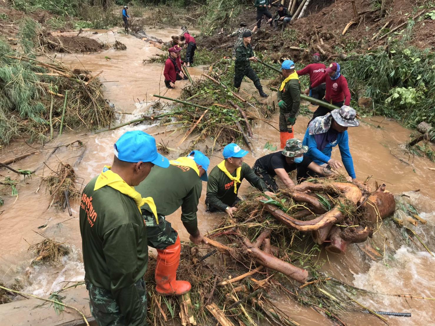 ศูนย์บรรเทาสาธารณภัย กองทัพภาคที่ 3 สรุปผลการการช่วยเหลือผู้ประสบภัยจากอิทธิพลจากพายุซินลากู ในห้วงวันที่ 2 - 4 สิงหาคม2563 ทำให้เกิดฝนตกหนัก น้ำป่าไหลหลากในภาคเหนือมีพื้นที่ได้รับผลกระทบ รวม 8 จังหวัด 32 อำเภอ และ 82 ตำบล ศูนย์บรรเทาสาธารณภัย กองทัพภาคที่ 3 สรุปผลการการช่วยเหลือผู้ประสบภัยจากอิทธิพลจากพายุซินลากู ในห้วงวันที่ 2 - 4 สิงหาคม2563 ทำให้เกิดฝนตกหนัก น้ำป่าไหลหลากในภาคเหนือมีพื้นที่ได้รับผลกระทบ รวม 8 จังหวัด 32 อำเภอ และ 82 ตำบล