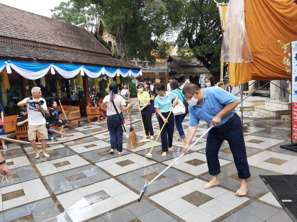 กลุ่มจิตอาสาชาวจังหวัดเชียงใหม่ ระดมพลังทำความสะอาดขัดล้างบริเวณโดยรอบวัดพระธาตุดอยสุเทพราชวรวิหาร