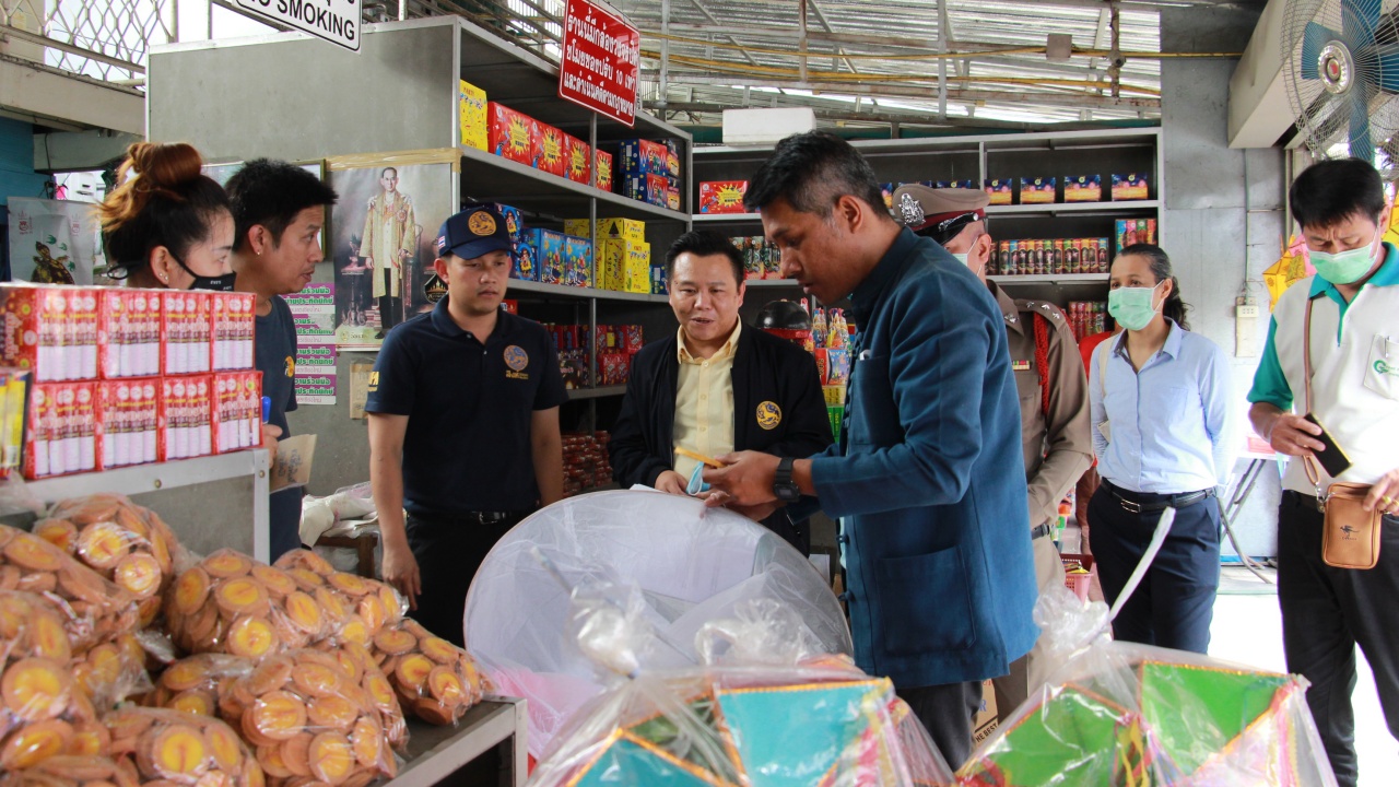 ที่ทำการปกครองจังหวัดเชียงใหม่ นำทีมตรวจแนะนำผู้ประกอบการร้านจำหน่ายโคมลอย โคมไฟ ในช่วงเทศกาลประเพณียี่เป็ง ที่ทำการปกครองจังหวัดเชียงใหม่ นำทีมตรวจแนะนำผู้ประกอบการร้านจำหน่ายโคมลอย โคมไฟ ในช่วงเทศกาลประเพณียี่เป็ง