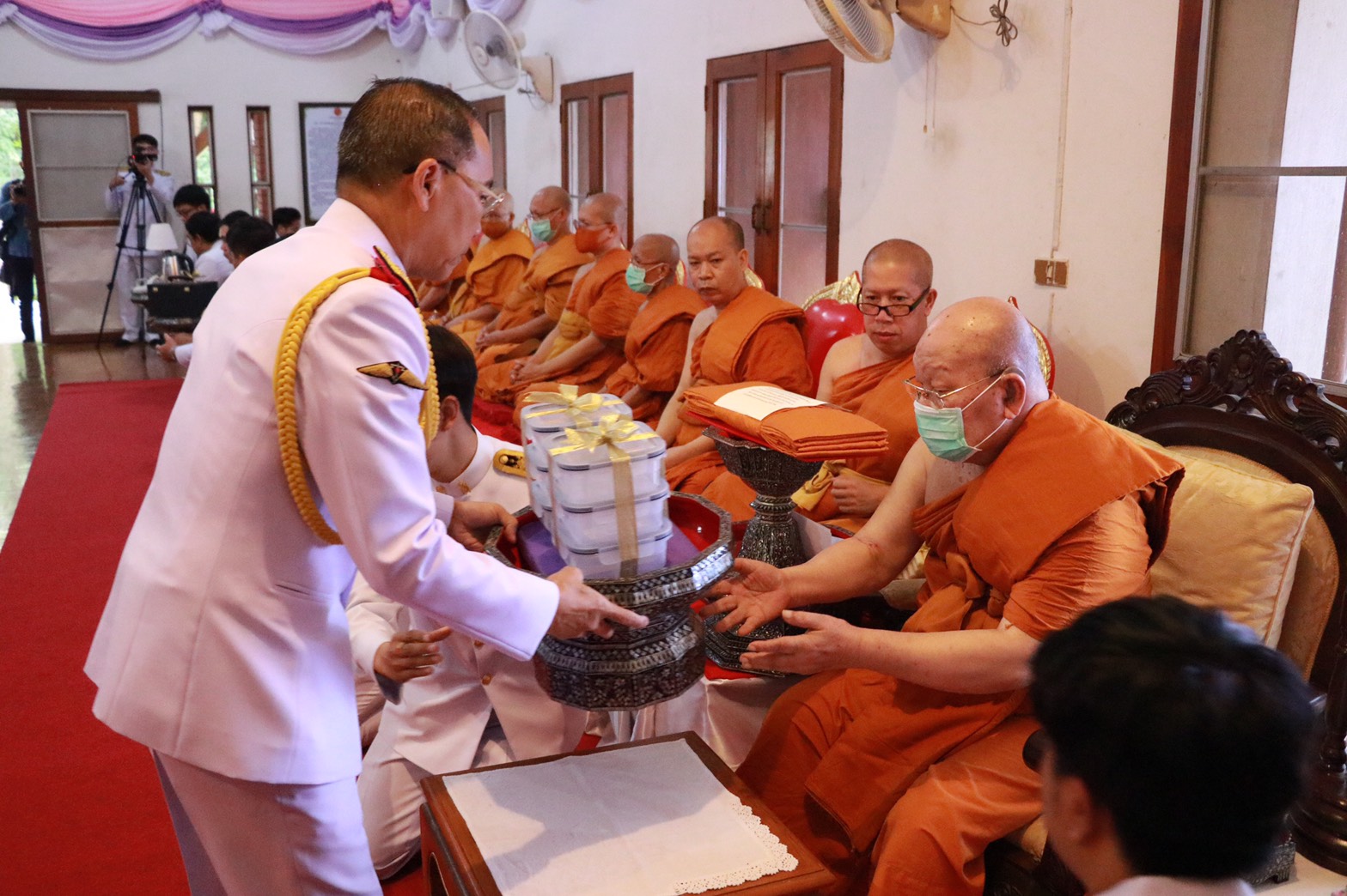 พระเจ้าวรวงศ์เธอ พระองค์เจ้าโสมสวลี กรมหมื่นสุทธนารีนาถ ทรงพระกรุณาโปรดประทานผ้าพระกฐิน ให้มูลนิธิเพชรรัตน-สุวัทนา ทอดถวาย ณ วัดอุโมงค์ (สวนพุทธธรรม) จังหวัดเชียงใหม่