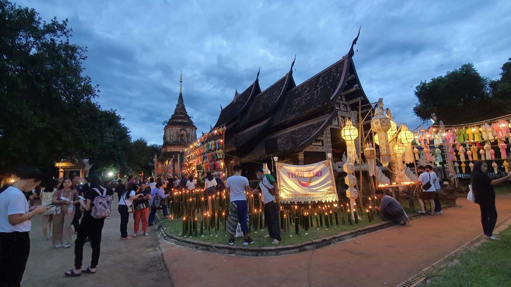 การท่องเที่ยวแห่งประเทศไทย สำนักงานเชียงใหม่ ร่วมกับโฮงเฮียนสืบสานภูมิปัญญาท้องถิ่นและเครือข่ายชุมชนคนรักษ์เชียงใหม่ร่วมจัดกิจกรรมประเพณียี่เป็งเชียงใหม่หรือวันลอยกระทง ในปี 2563