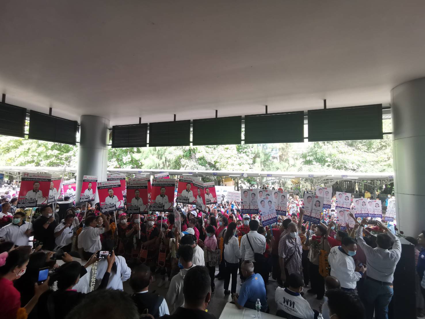 บรรยากาศรับสมัคร อบจ.เชียงใหม่คึกคักเพื่อไทยส่ง “ส.ว.ก๊อง”สู้ศึก “บุญเลิศ”กลุ่มเชียงใหม่คุณธรรมเจ้าของพื้นที่เดิม กองเชียร์แห่หนุนคึกคัก ขณะที่ “ก้าวไกล”ยังสงวนท่าทีเช่นเดียวกับกลุ่ม”พลังประชารัฐ”เชียงใหม่ ส่งแค่ทีมส.อบจ.สมัครก่อน บรรยากาศรับสมัคร อบจ.เชียงใหม่คึกคักเพื่อไทยส่ง “ส.ว.ก๊อง”สู้ศึก “บุญเลิศ”กลุ่มเชียงใหม่คุณธรรมเจ้าของพื้นที่เดิม กองเชียร์แห่หนุนคึกคัก ขณะที่ “ก้าวไกล”ยังสงวนท่าทีเช่นเดียวกับกลุ่ม”พลังประชารัฐ”เชียงใหม่ ส่งแค่ทีมส.อบจ.สมัครก่อน