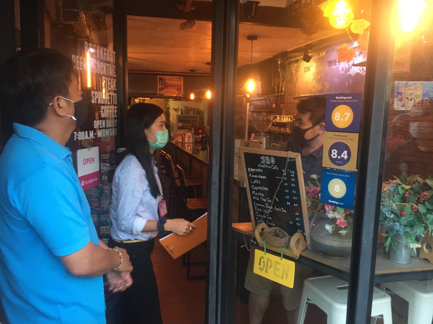 เชียงใหม่ยังเข้มการป้องกันโควิด-19 ศปก.พื้นที่ ลุยตรวจร้านอาหารสถานประกอบการให้ปฏิบัติเป็นไปตามมาตรการป้องกันโรค พร้อมกับการระวังป้องกันแนวชายแดน รวมทั้งการตรวจคัดกรองกลุ่มเสี่ยง เชียงใหม่ยังเข้มการป้องกันโควิด-19 ศปก.พื้นที่ ลุยตรวจร้านอาหารสถานประกอบการให้ปฏิบัติเป็นไปตามมาตรการป้องกันโรค พร้อมกับการระวังป้องกันแนวชายแดน รวมทั้งการตรวจคัดกรองกลุ่มเสี่ยง