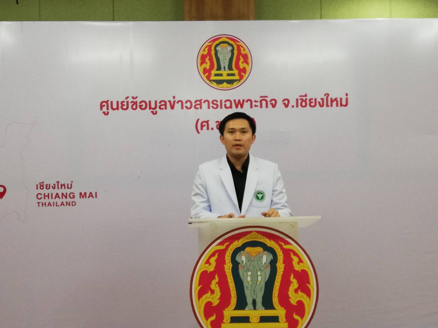 ผู้ป่วยโควิด 3 ราย กลับบ้านได้แล้ว แพทย์ยืนยัน “พ้นระยะแพร่เชื้อ ทุกรายมีภูมิคุ้มกันโควิด-19” กระบวนการรักษารวมทั้งการกักตัวครบถ้วนตามแนวทางสาธารณสุขทุกประการ ยังย้ำผู้ติดเชื้อจากต่างประเทศทุกรายอาการดี ยังไม่มีการระบาดในเชียงใหม่ ส่วนรายที่ร่วมคอนเสิร์ตเ ผู้ป่วยโควิด 3 ราย กลับบ้านได้แล้ว แพทย์ยืนยัน “พ้นระยะแพร่เชื้อ ทุกรายมีภูมิคุ้มกันโควิด-19” กระบวนการรักษารวมทั้งการกักตัวครบถ้วนตามแนวทางสาธารณสุขทุกประการ ยังย้ำผู้ติดเชื้อจากต่างประเทศทุกรายอาการดี ยังไม่มีการระบาดในเชียงใหม่ ส่วนรายที่ร่วมคอนเสิร์ตเ