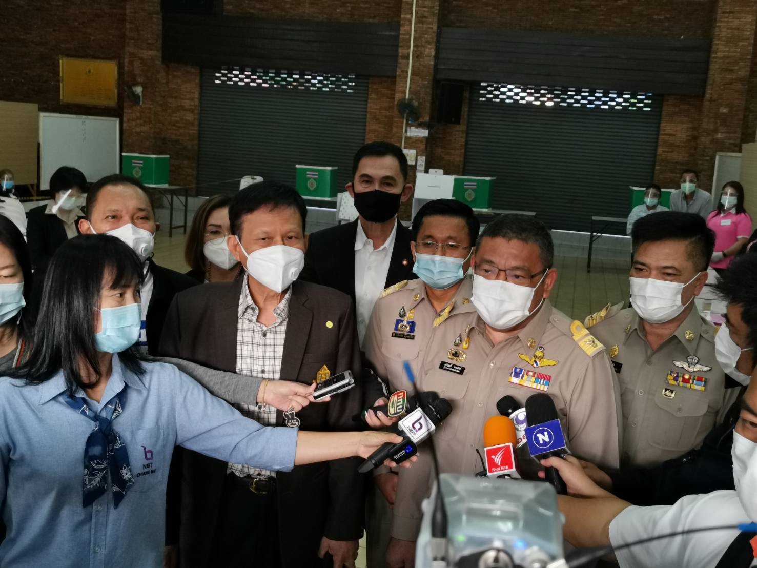กกต.กลาง ตรวจหน่วยเลือกตั้ง ภายใต้การเฝ้าระวังโรคโควิด-19 พร้อมเผยจับกุมทุจริตซื้อเสียงในพื้นที่3 จังหวัด กกต.กลาง ตรวจหน่วยเลือกตั้ง ภายใต้การเฝ้าระวังโรคโควิด-19 พร้อมเผยจับกุมทุจริตซื้อเสียงในพื้นที่3 จังหวัด