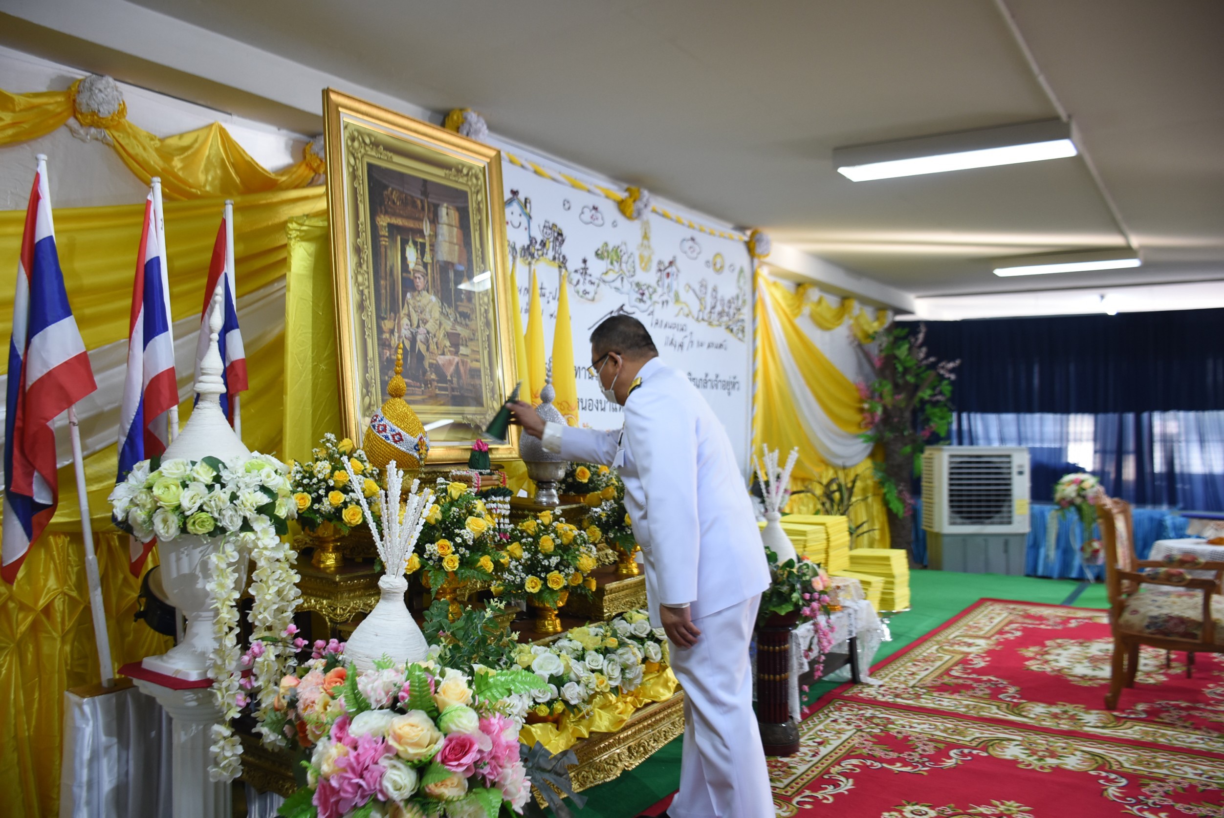 พระบาทสมเด็จพระเจ้าอยู่หัวทรงพระกรุณาโปรดเกล้าฯ ให้ผู้ว่าราชการจังหวัดเชียงใหม่เป็นผู้แทนพระองค์มอบประกาศนียบัตร แก่ผู้ต้องขัง ที่ผ่านการอบรมหลักสูตร “โคก หนอง นา แห่งน้ำใจและความหวัง” พระบาทสมเด็จพระเจ้าอยู่หัวทรงพระกรุณาโปรดเกล้าฯ ให้ผู้ว่าราชการจังหวัดเชียงใหม่เป็นผู้แทนพระองค์มอบประกาศนียบัตร แก่ผู้ต้องขัง ที่ผ่านการอบรมหลักสูตร “โคก หนอง นา แห่งน้ำใจและความหวัง”