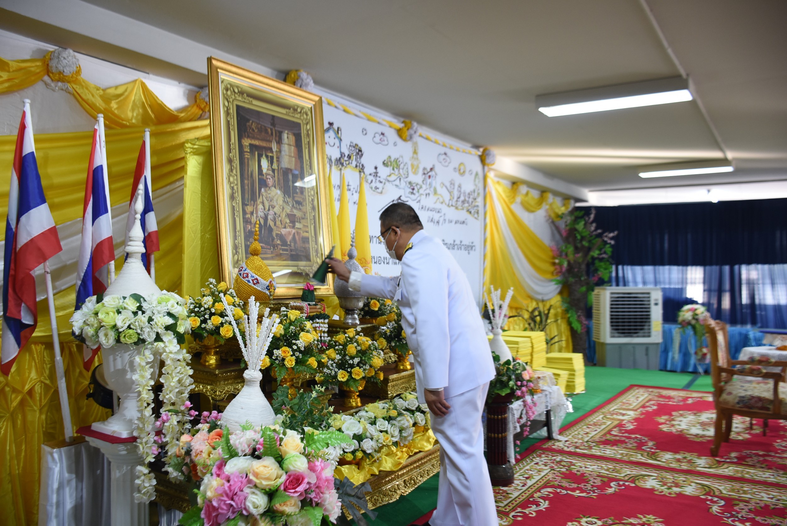 พระบาทสมเด็จพระเจ้าอยู่หัวทรงพระกรุณาโปรดเกล้าฯ ให้ผู้ว่าราชการจังหวัดเชียงใหม่เป็นผู้แทนพระองค์มอบประกาศนียบัตร แก่ผู้ต้องขัง ที่ผ่านการอบรมหลักสูตร “โคก หนอง นา แห่งน้ำใจและความหวัง”