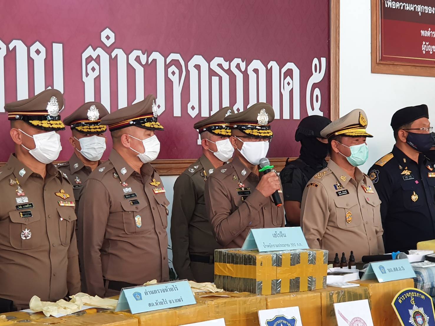 ผบ.ตร.ขึ้นเชียงใหม่แถลงคดียาเสพติดล็อตใหญ่ขนเฮโรอีนกว่า 550 กก.-ยาบ้า 8 ล้านเม็ด เลือกวันวาเลนไทน์ใช้ 10 ล้อขนไม่สนกฎหมาย ผบ.ตร.ขึ้นเชียงใหม่แถลงคดียาเสพติดล็อตใหญ่ขนเฮโรอีนกว่า 550 กก.-ยาบ้า 8 ล้านเม็ด เลือกวันวาเลนไทน์ใช้ 10 ล้อขนไม่สนกฎหมาย