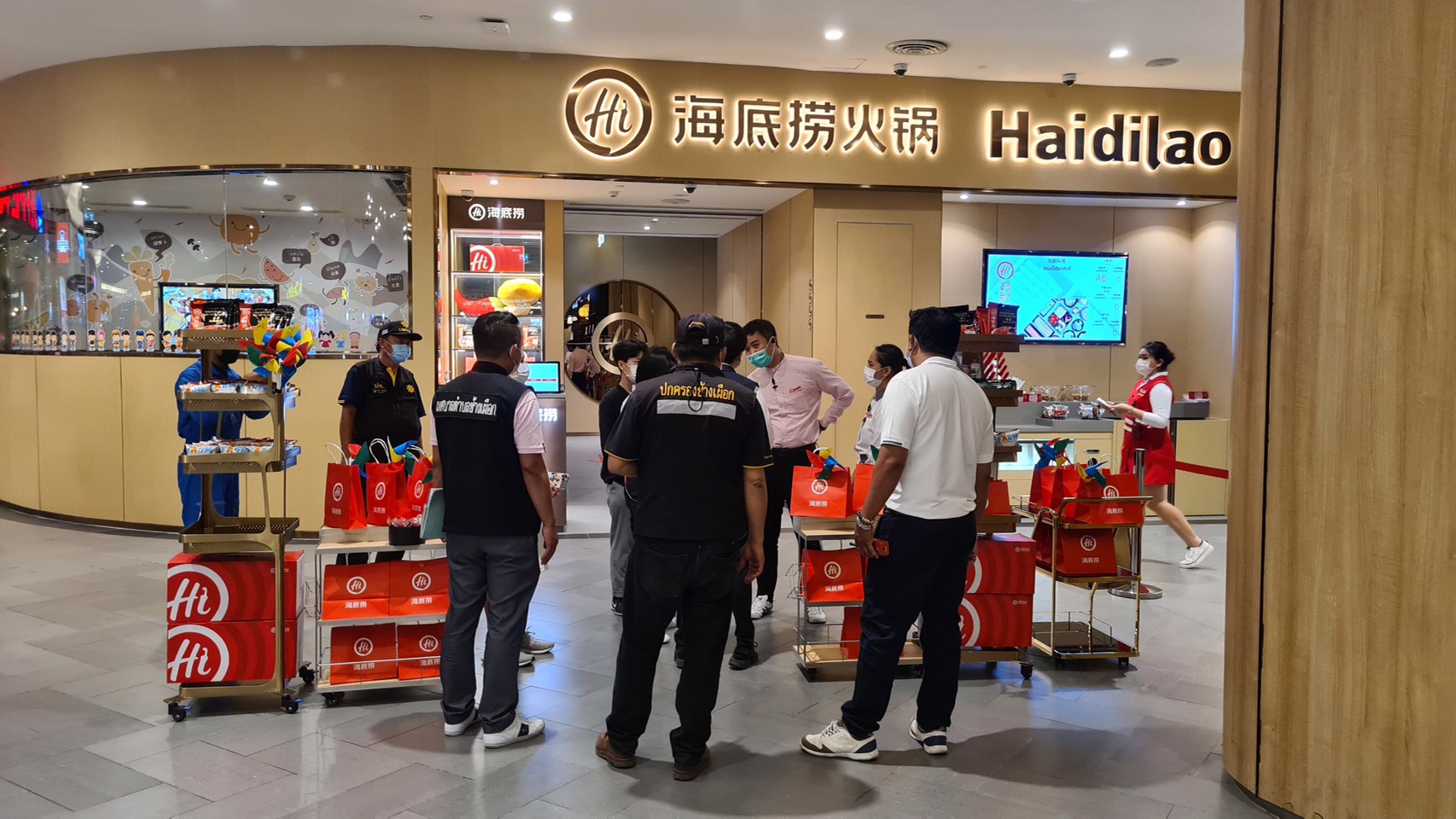 ศปก.อ.เมืองเชียงใหม่ ตรวจ “Haidilao hot pot” บนห้างเมญ่า ตามร้อง พบพนักงานร้านมีมากว่า 70 คน ล้วนคนในเชียงใหม่ พร้อมตรวจอีก 14 ร้านในพื้นที่ ต.ช้างเผือก ย้ำเวลาเปิด-ปิด สวมหน้ากากอนามัย แนะการจองฉีดวัคซีน ศปก.อ.เมืองเชียงใหม่ ตรวจ “Haidilao hot pot” บนห้างเมญ่า ตามร้อง พบพนักงานร้านมีมากว่า 70 คน ล้วนคนในเชียงใหม่ พร้อมตรวจอีก 14 ร้านในพื้นที่ ต.ช้างเผือก ย้ำเวลาเปิด-ปิด สวมหน้ากากอนามัย แนะการจองฉีดวัคซีน
