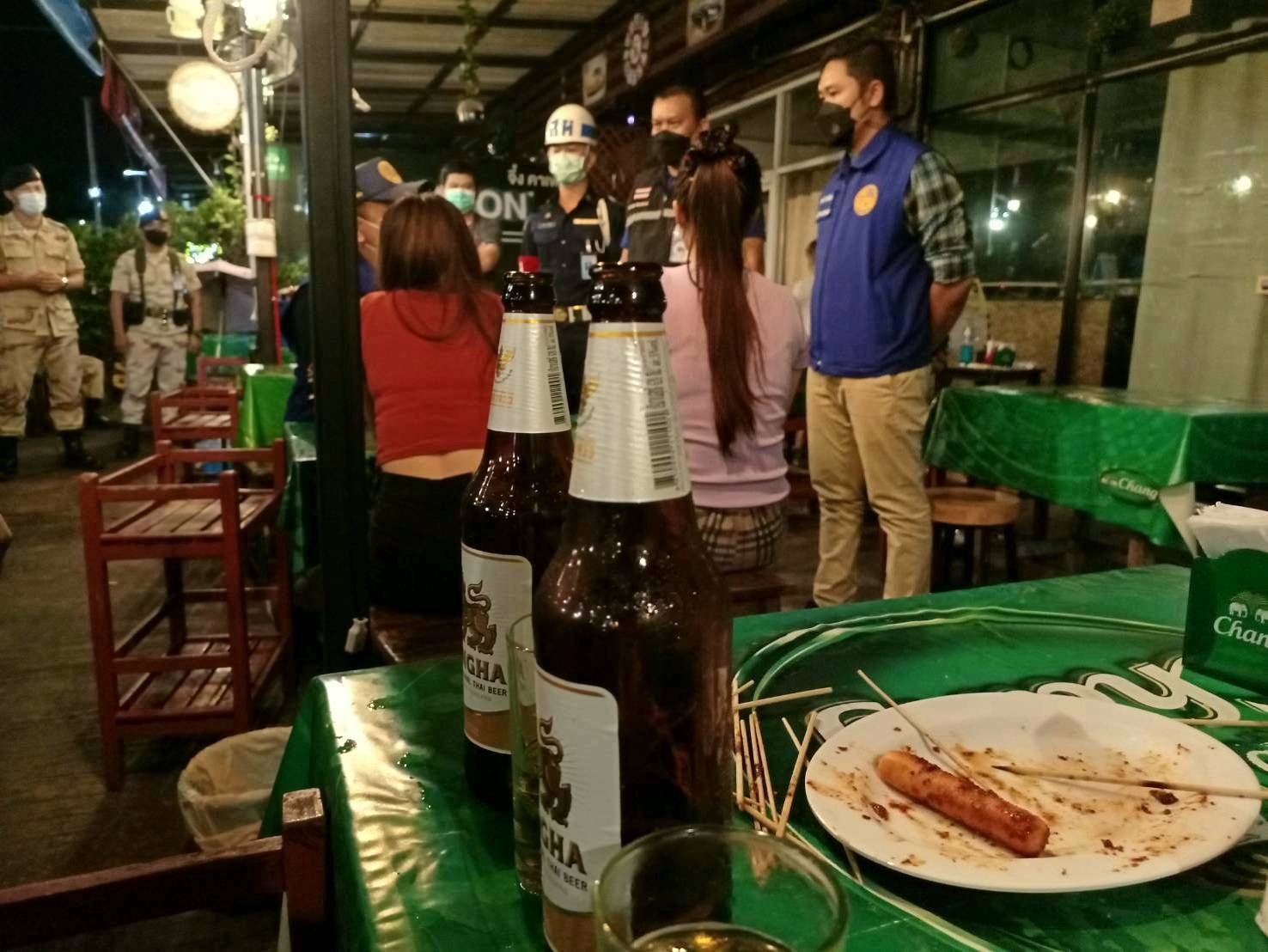 จับคอสุรานั่งดื่มในร้านเกิน 3 ทุ่ม 5 ราย เจ้าของร้านอีก 2 ดำเนินคดี ศปก.เชียงใหม่ บูรณากรตรวจเข้มตามมาตรการควบคุมโควิด จับคอสุรานั่งดื่มในร้านเกิน 3 ทุ่ม 5 ราย เจ้าของร้านอีก 2 ดำเนินคดี ศปก.เชียงใหม่ บูรณากรตรวจเข้มตามมาตรการควบคุมโควิด