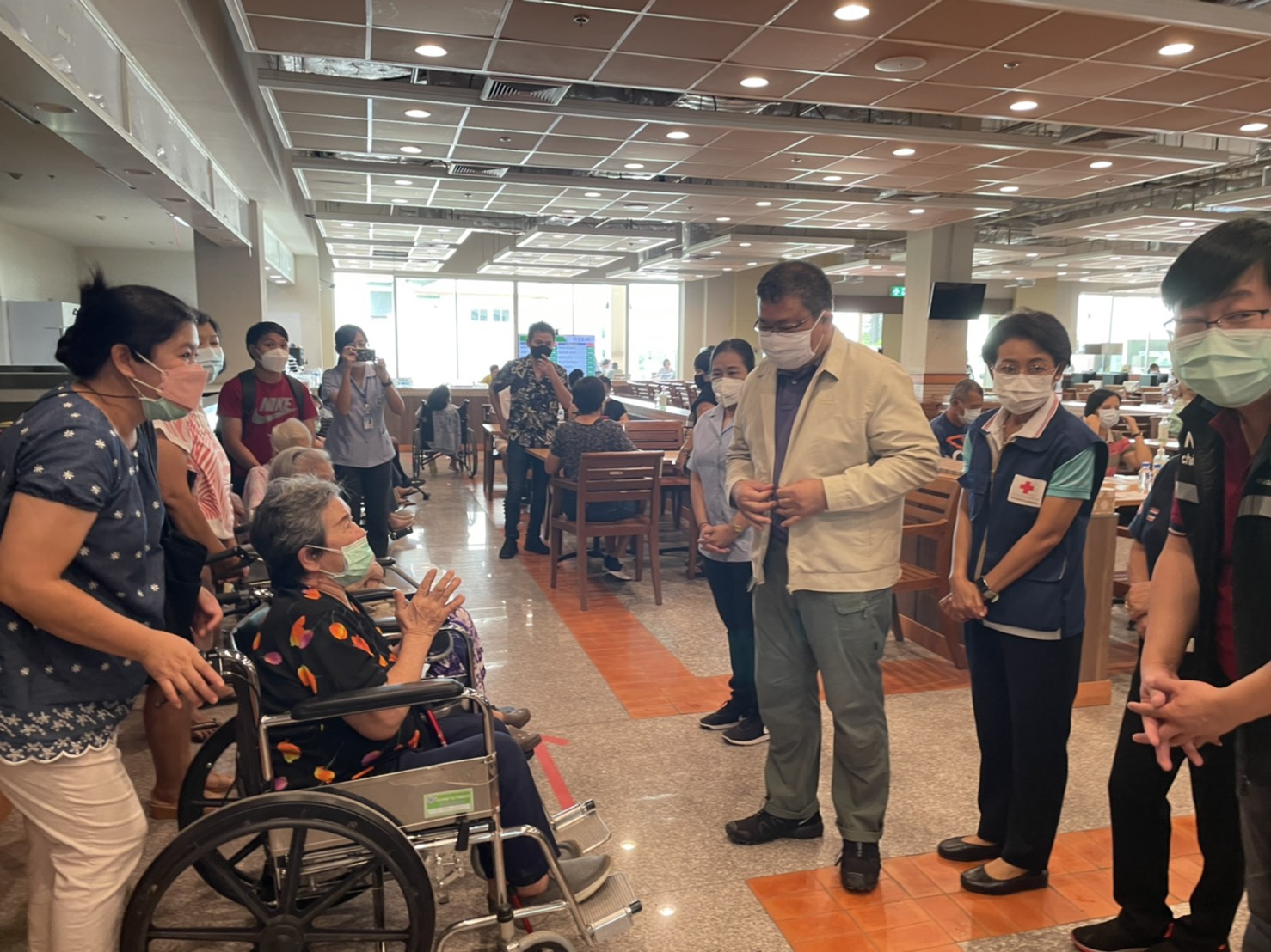 ผู้ว่าฯ เชียงใหม่ ตรวจเยี่ยมศูนย์ฉีดวัคซีนป้องกันโรคโควิด-19 พบมีประชาชนเข้ารับการฉีดวัคซีนจำนวนมาก ผู้ว่าฯ เชียงใหม่ ตรวจเยี่ยมศูนย์ฉีดวัคซีนป้องกันโรคโควิด-19 พบมีประชาชนเข้ารับการฉีดวัคซีนจำนวนมาก