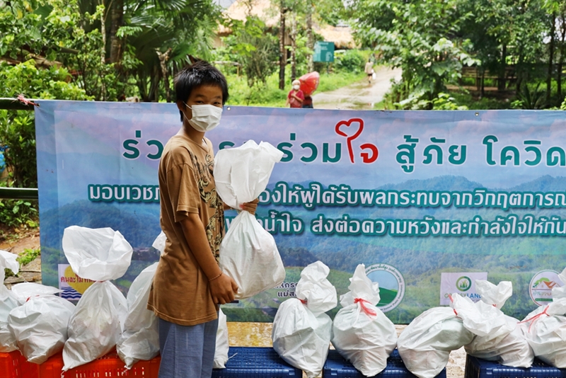 สวพส. ร่วมแรง ร่วมใจ มอบเวชภัณฑ์และเครื่องอุปโภค บริโภคช่วยชาวบ้าน สู้ภัยโควิด-19  ในพื้นที่โครงการพัฒนาพื้นที่สูงแบบโครงการหลวง อำเภอท่าสองยาง จังหวัดตาก