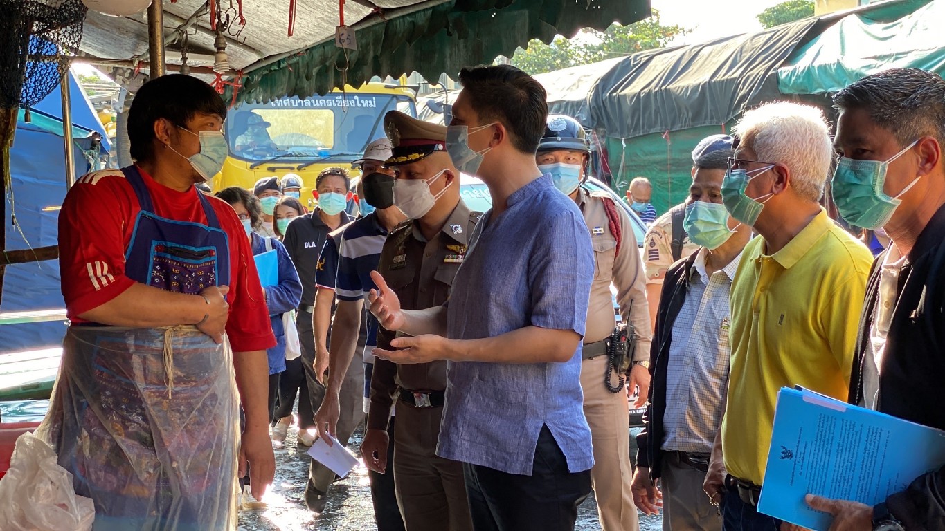 เทศบาลนครเชียงใหม่พ่นน้ำยาฆ่าเชื้อโรคและทำความสะอาดตลาดเมืองใหม่ เทศบาลนครเชียงใหม่พ่นน้ำยาฆ่าเชื้อโรคและทำความสะอาดตลาดเมืองใหม่